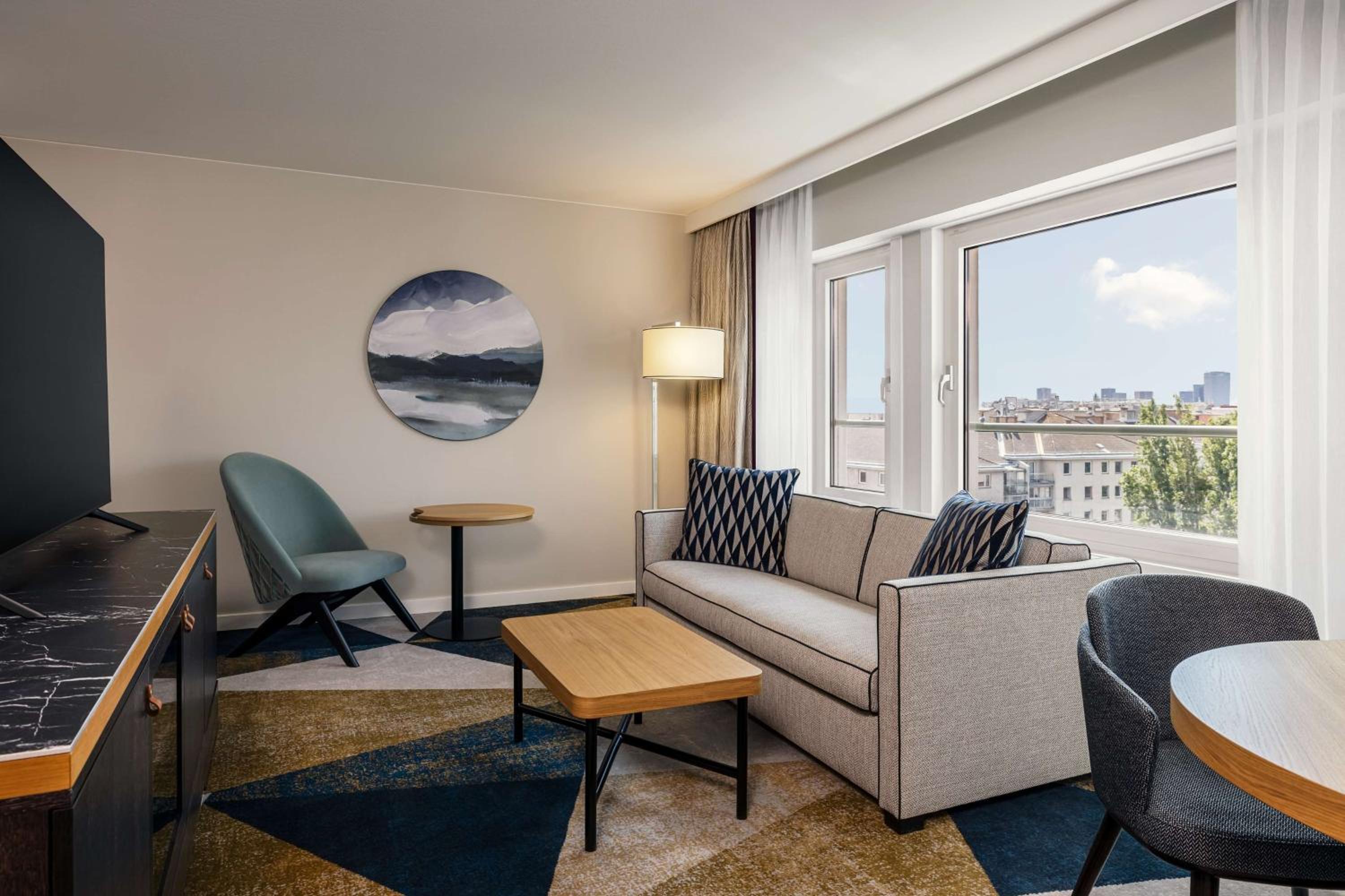 Family Queen Suite with Sofa Bed - Photo 2