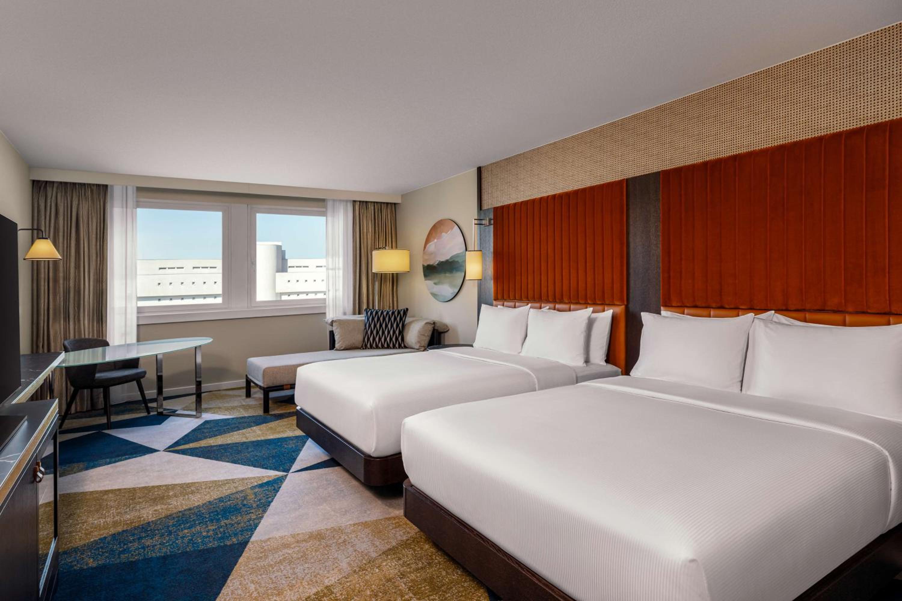 Executive Queen Room with Two Queen Beds - Photo 5