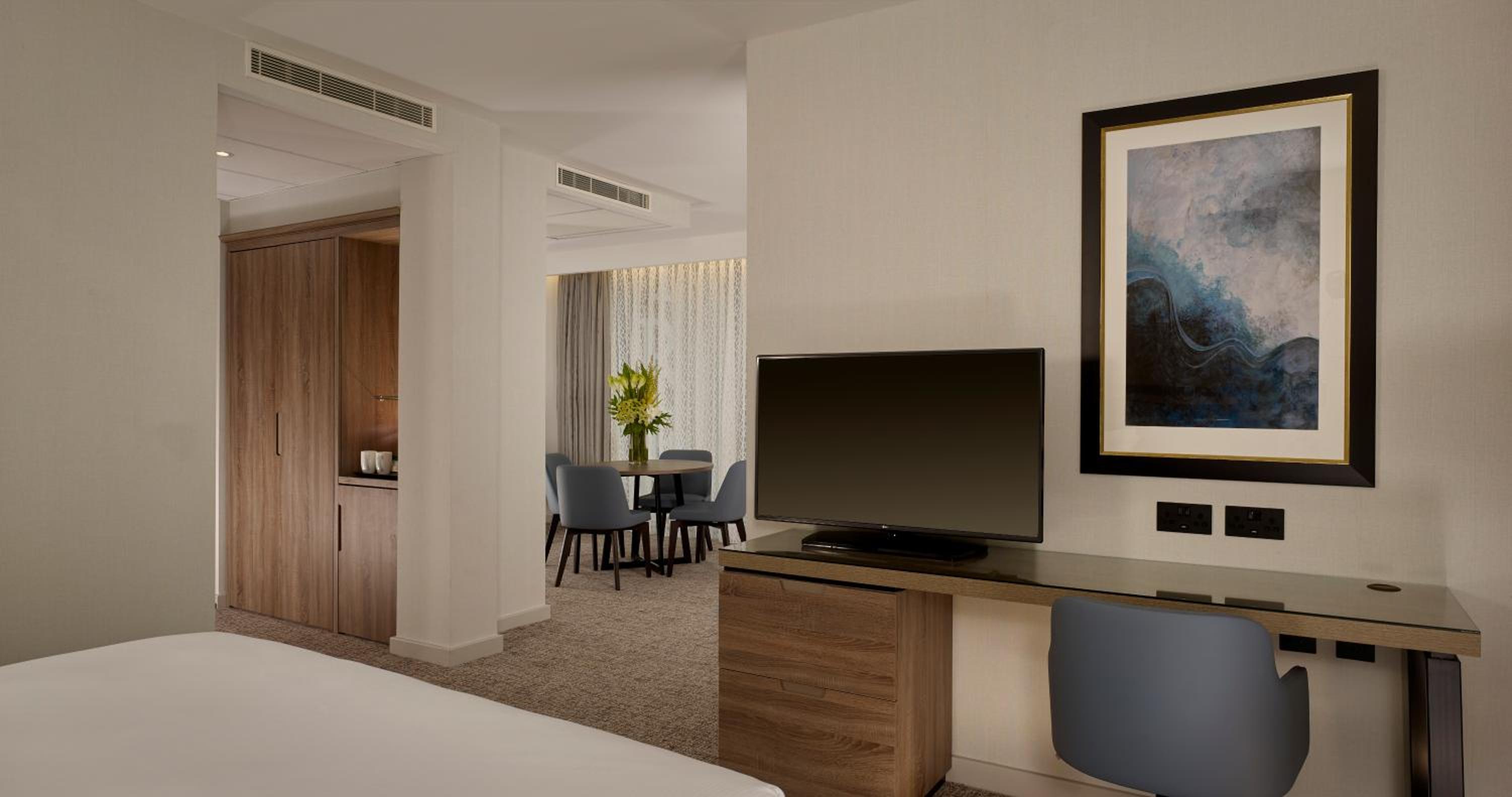 One-Bedroom King Suite with City View - Photo 2