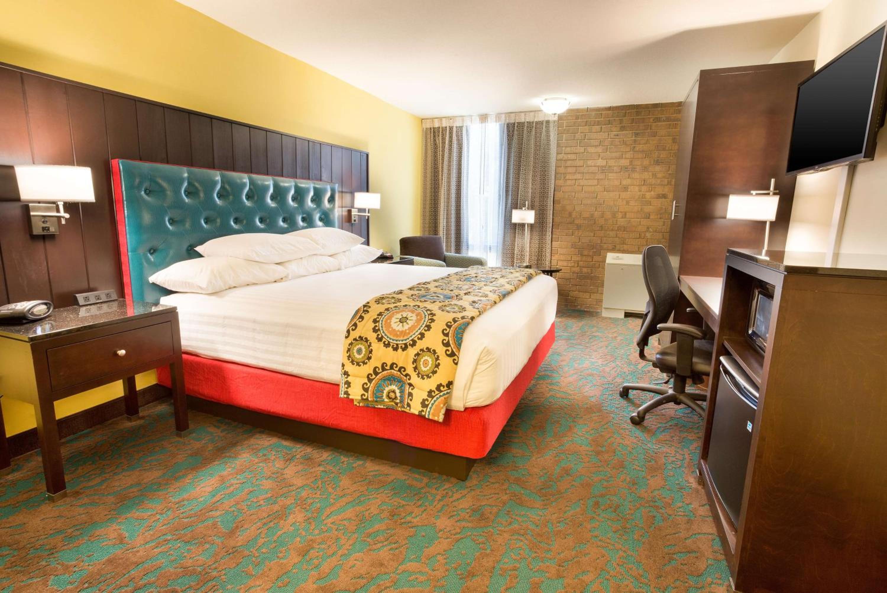Deluxe Room With King Bed - Photo 1