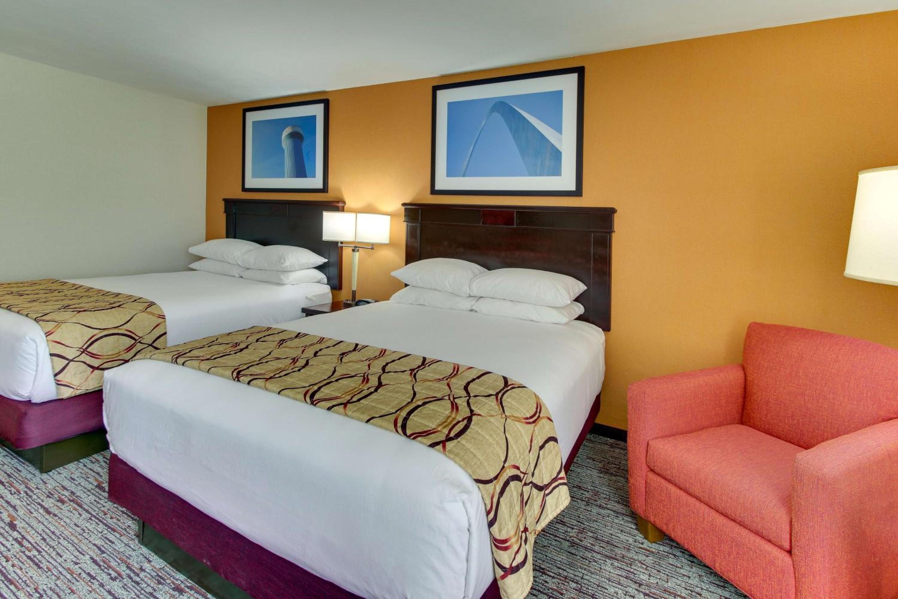 Deluxe Queen Room with Two Queen Beds photo 3