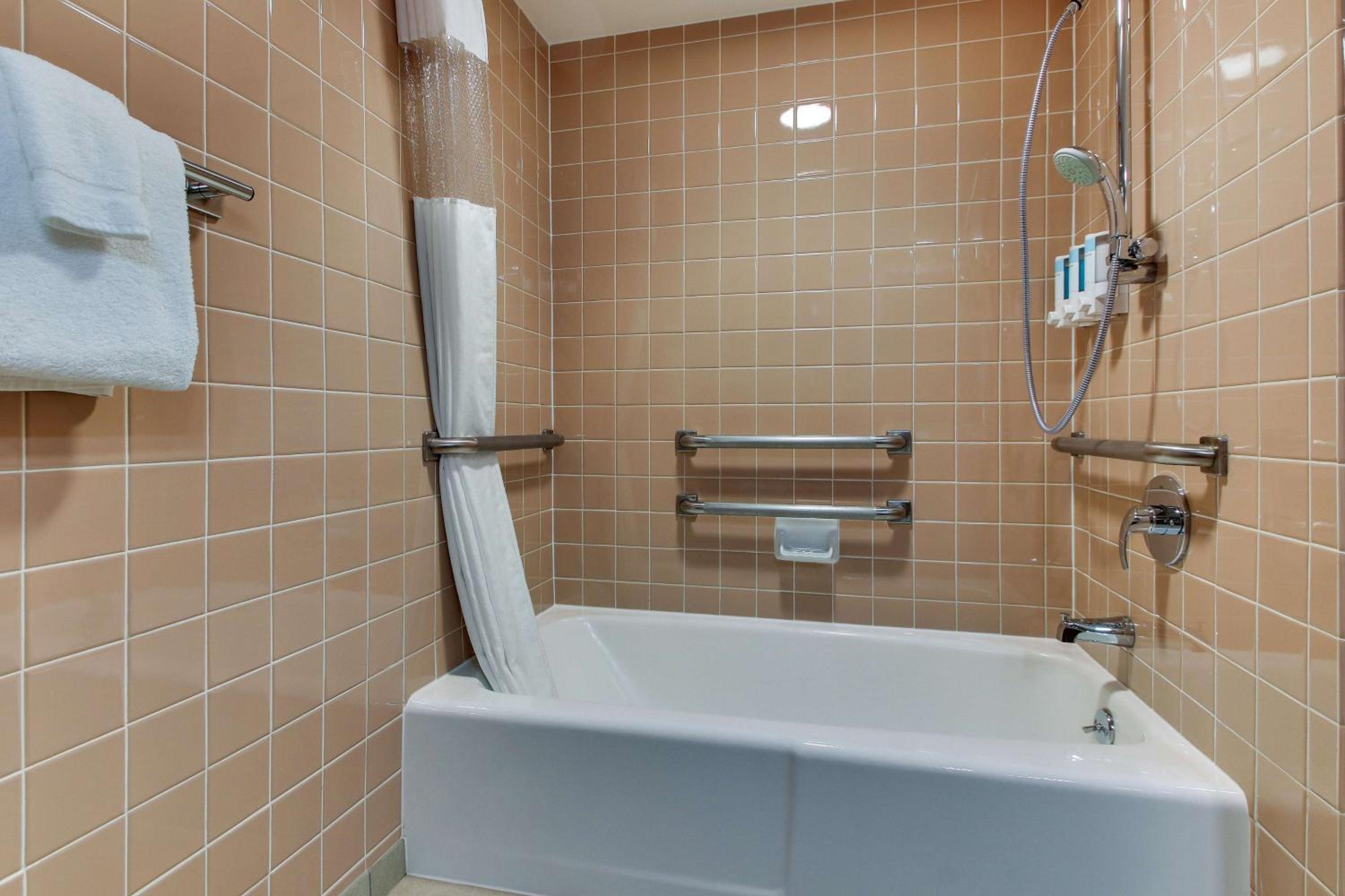 Deluxe Queen Room with Two Queen Beds - Accessible, Tub photo 3