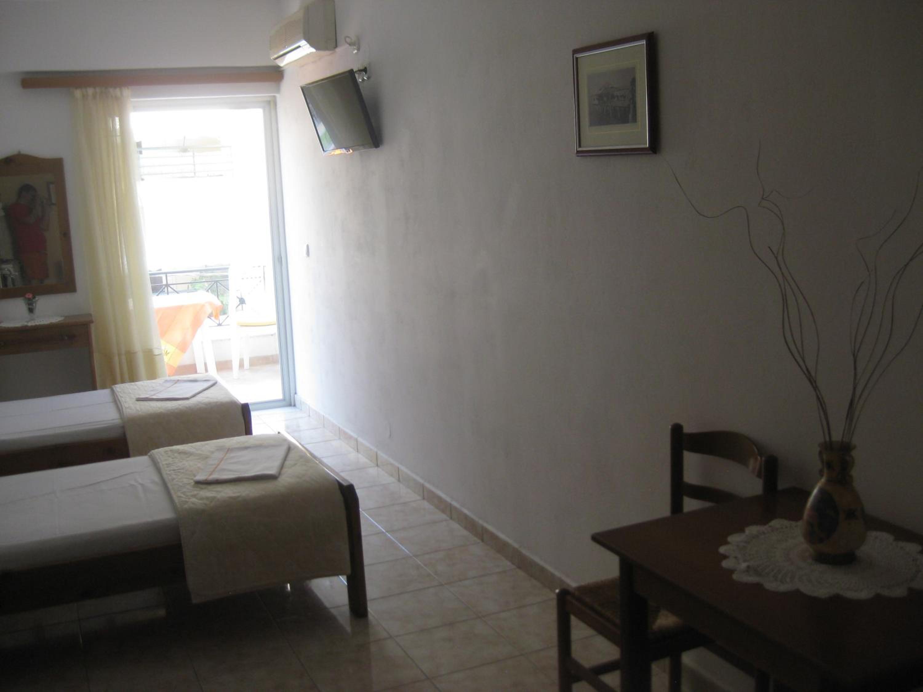 Studio with Balcony - Photo 3