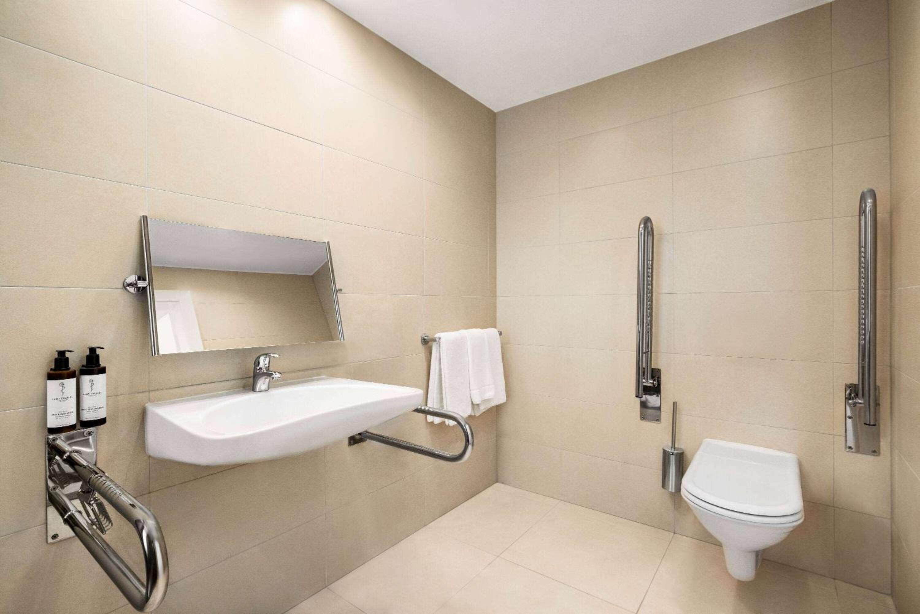 Mobility Accessible Room - Photo 2