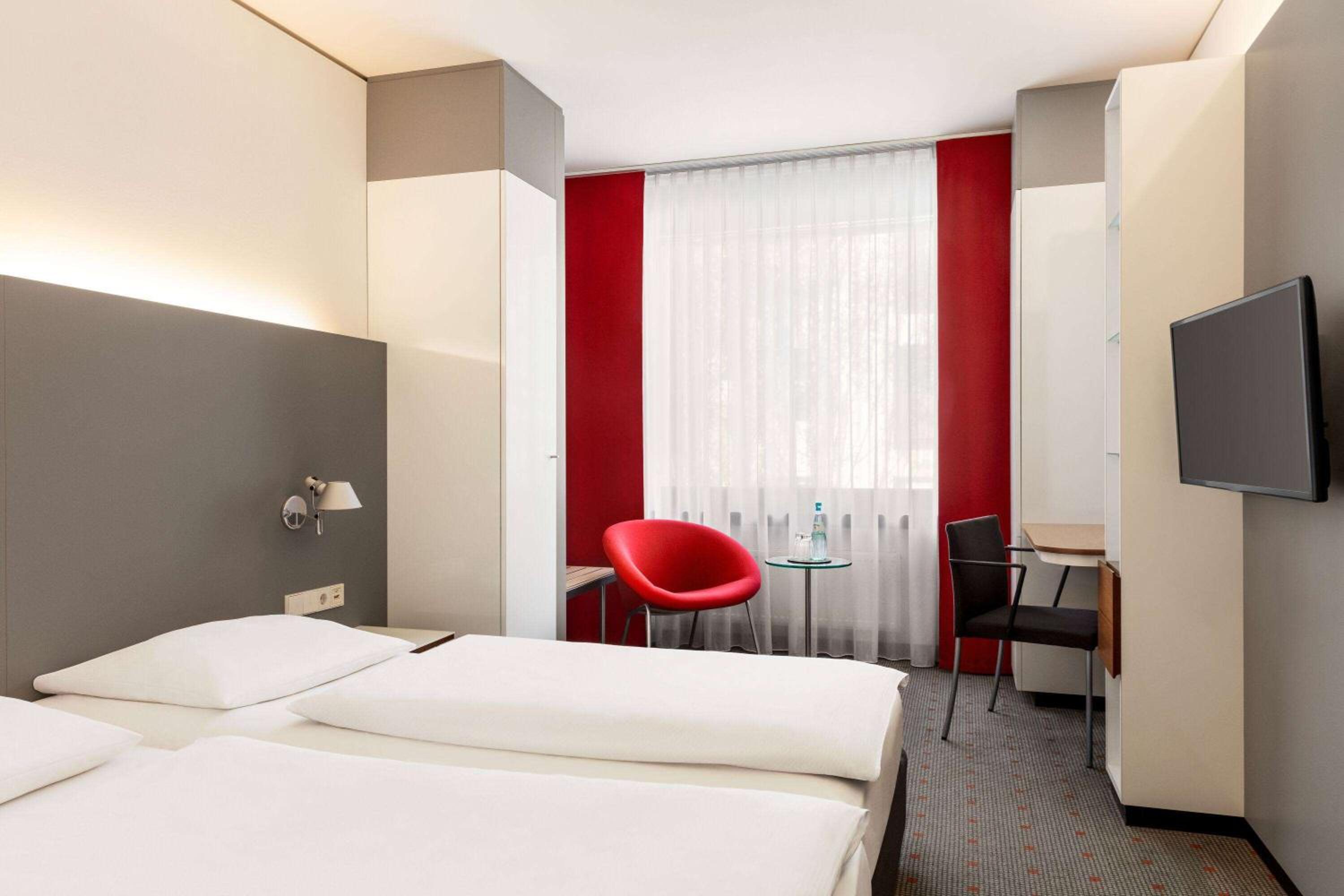 Comfort Accessible Room - Photo 7