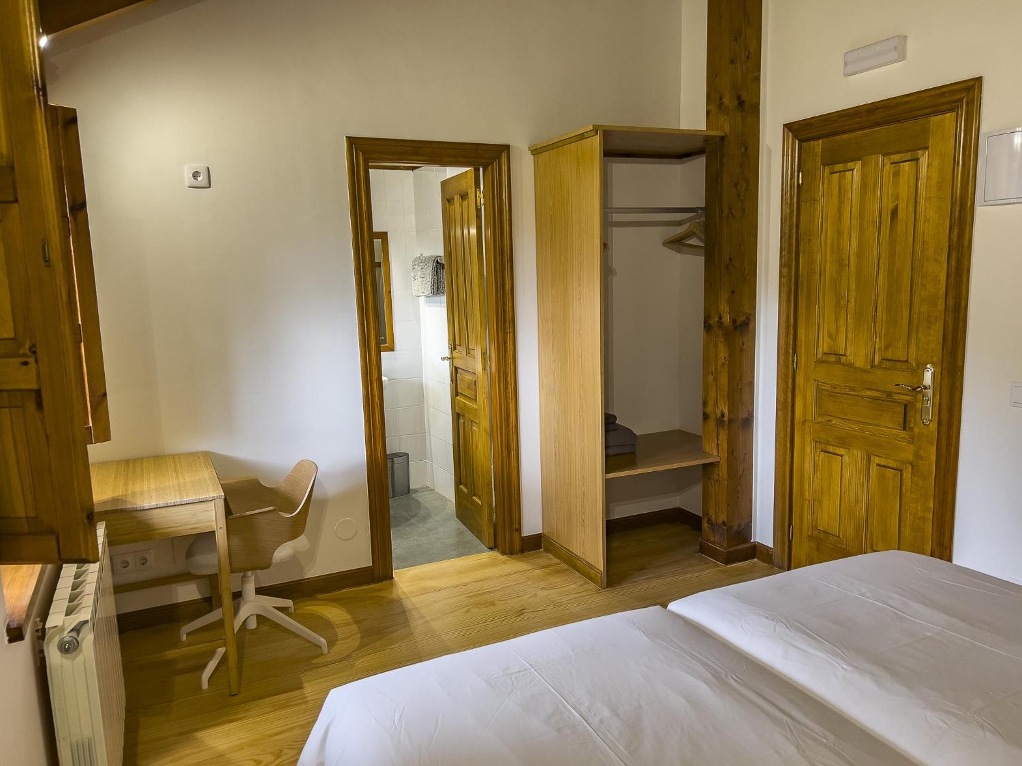 Twin Room with Private Bathroom photo 3
