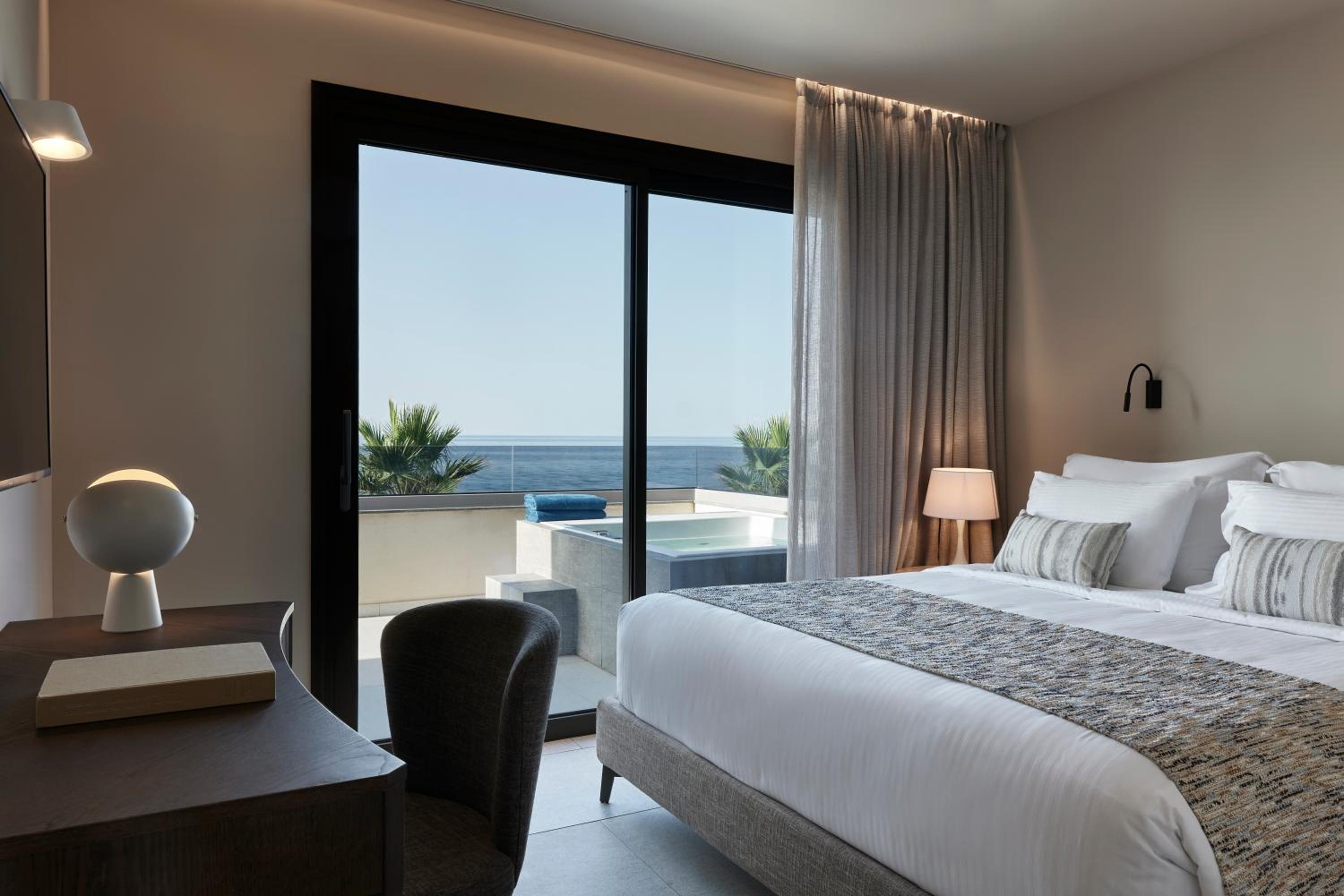 Executive Suite Sea Front with Outdoor Jacuzzi