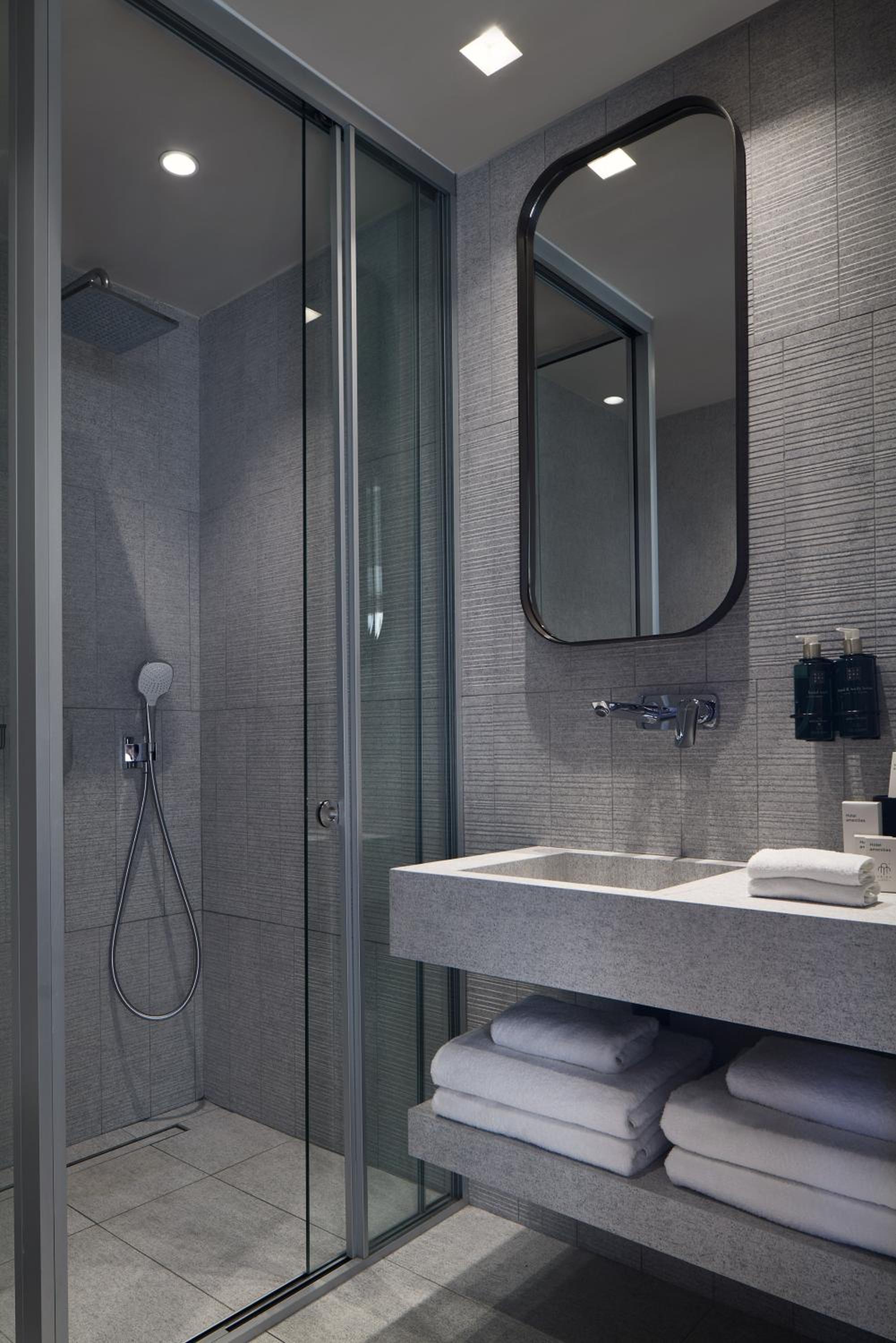 Executive Suite Sea Front with Outdoor Jacuzzi - Photo 6
