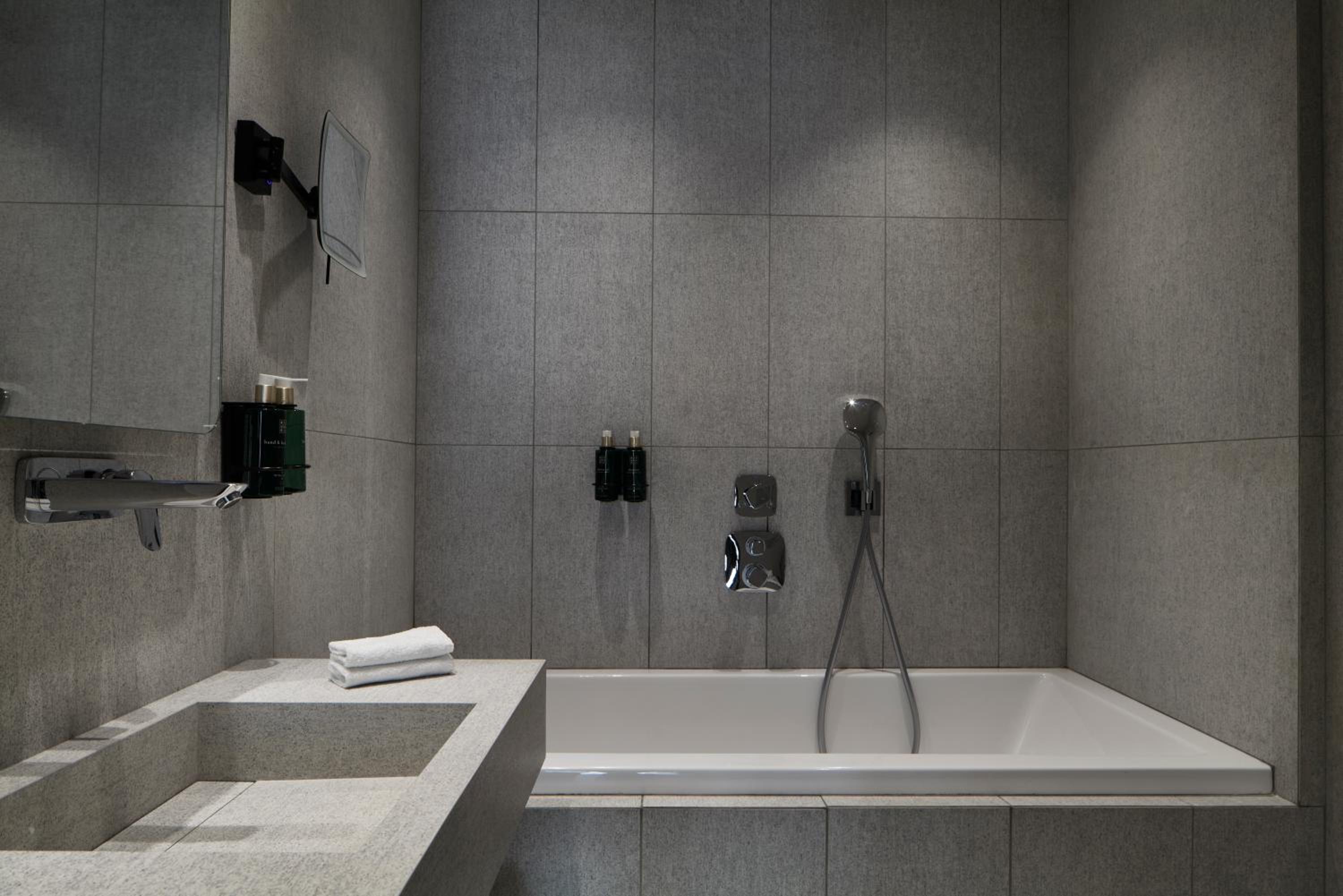 Executive Suite Sea Front with Outdoor Jacuzzi - Photo 5