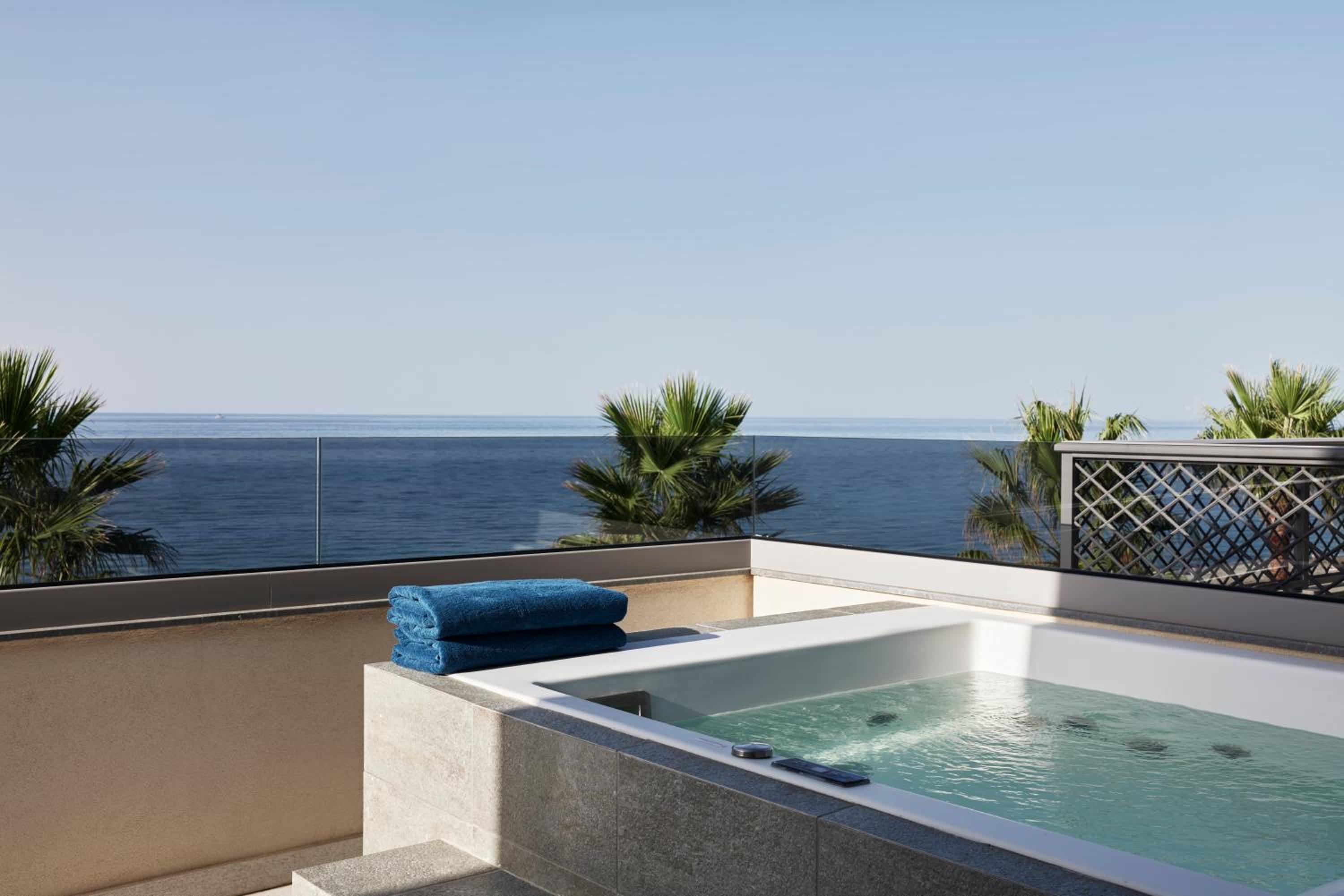 Executive Suite Sea Front with Outdoor Jacuzzi - Photo 8