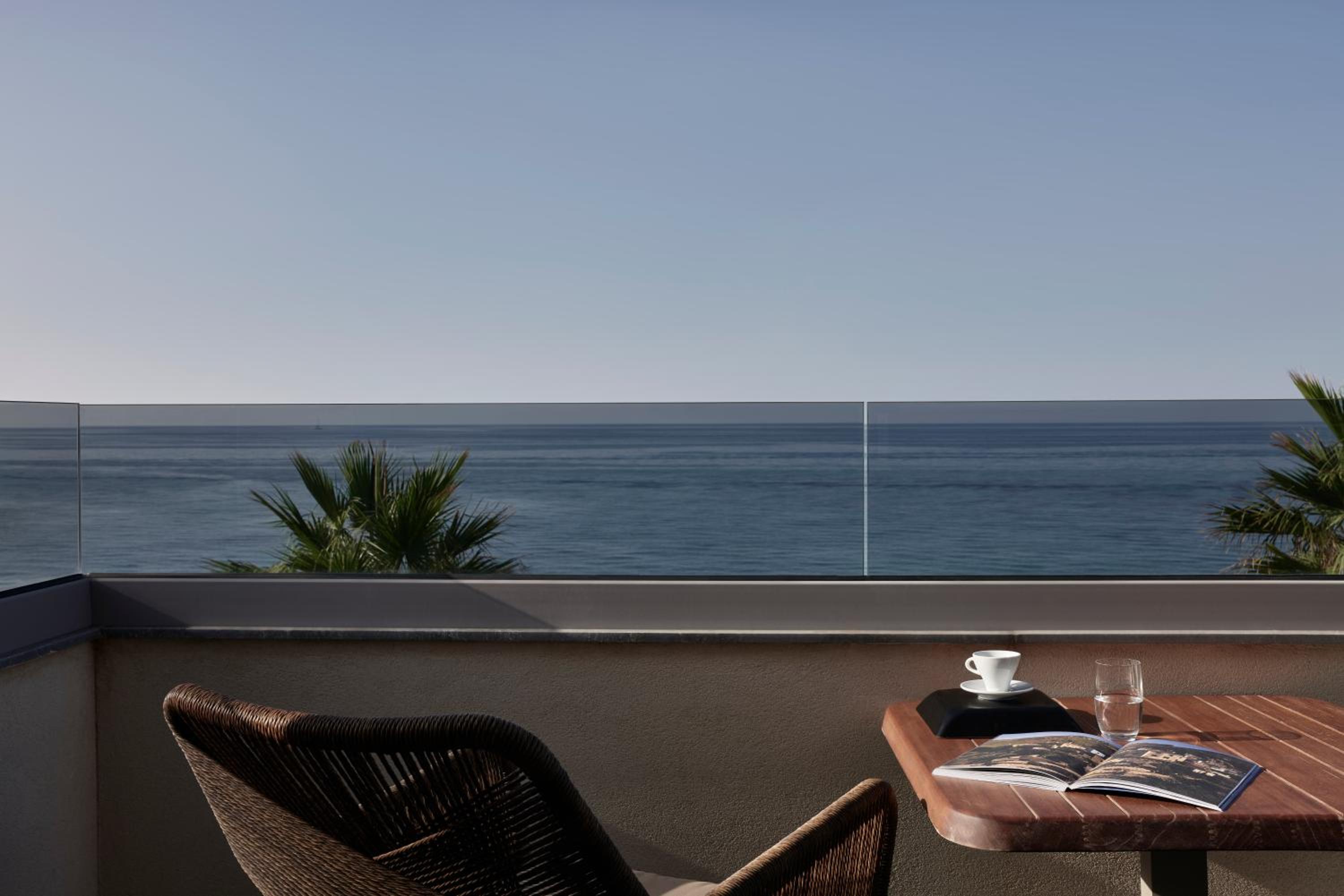 Executive Suite Sea Front with Outdoor Jacuzzi - Photo 9