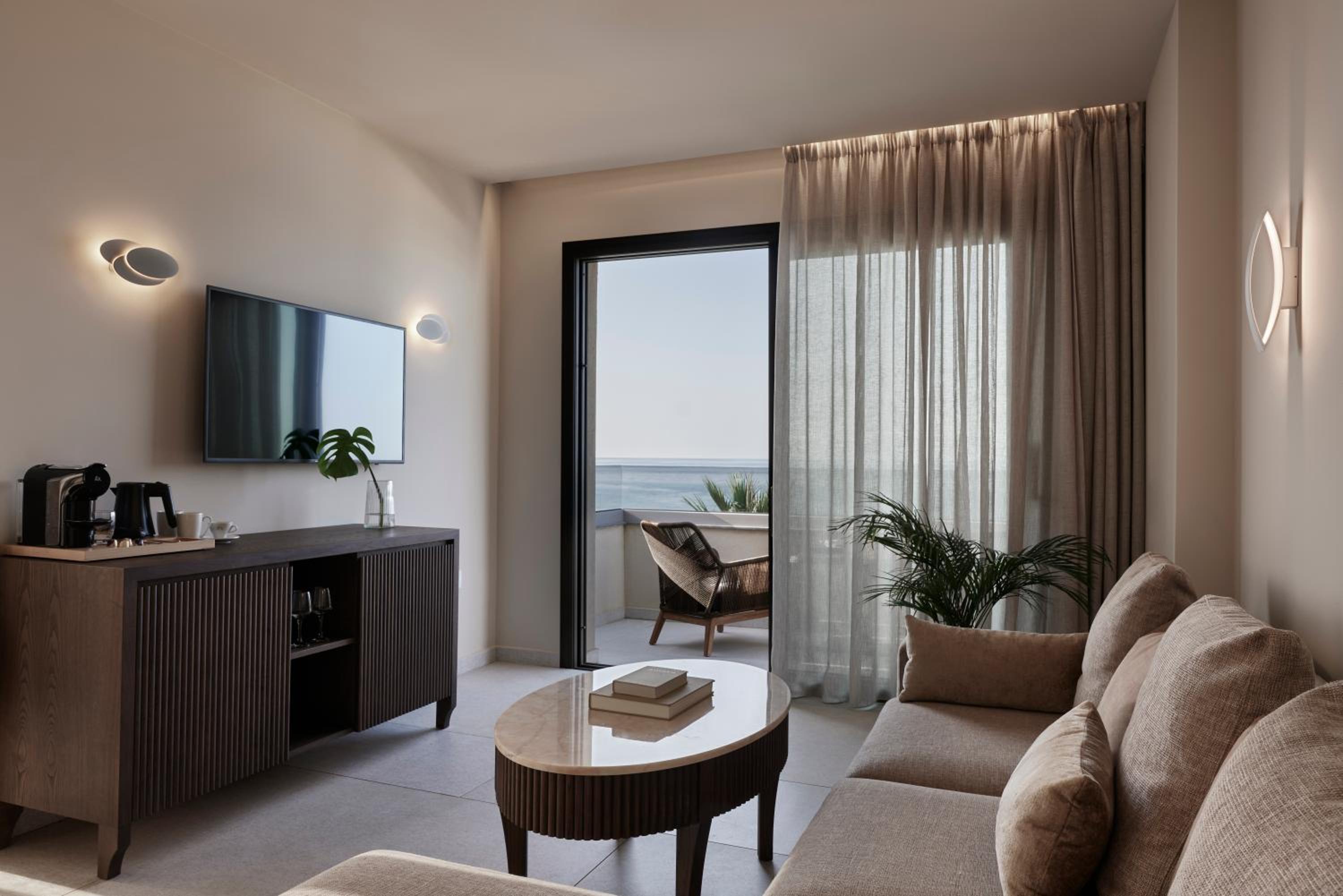 Executive Suite Sea Front with Outdoor Jacuzzi - Photo 2