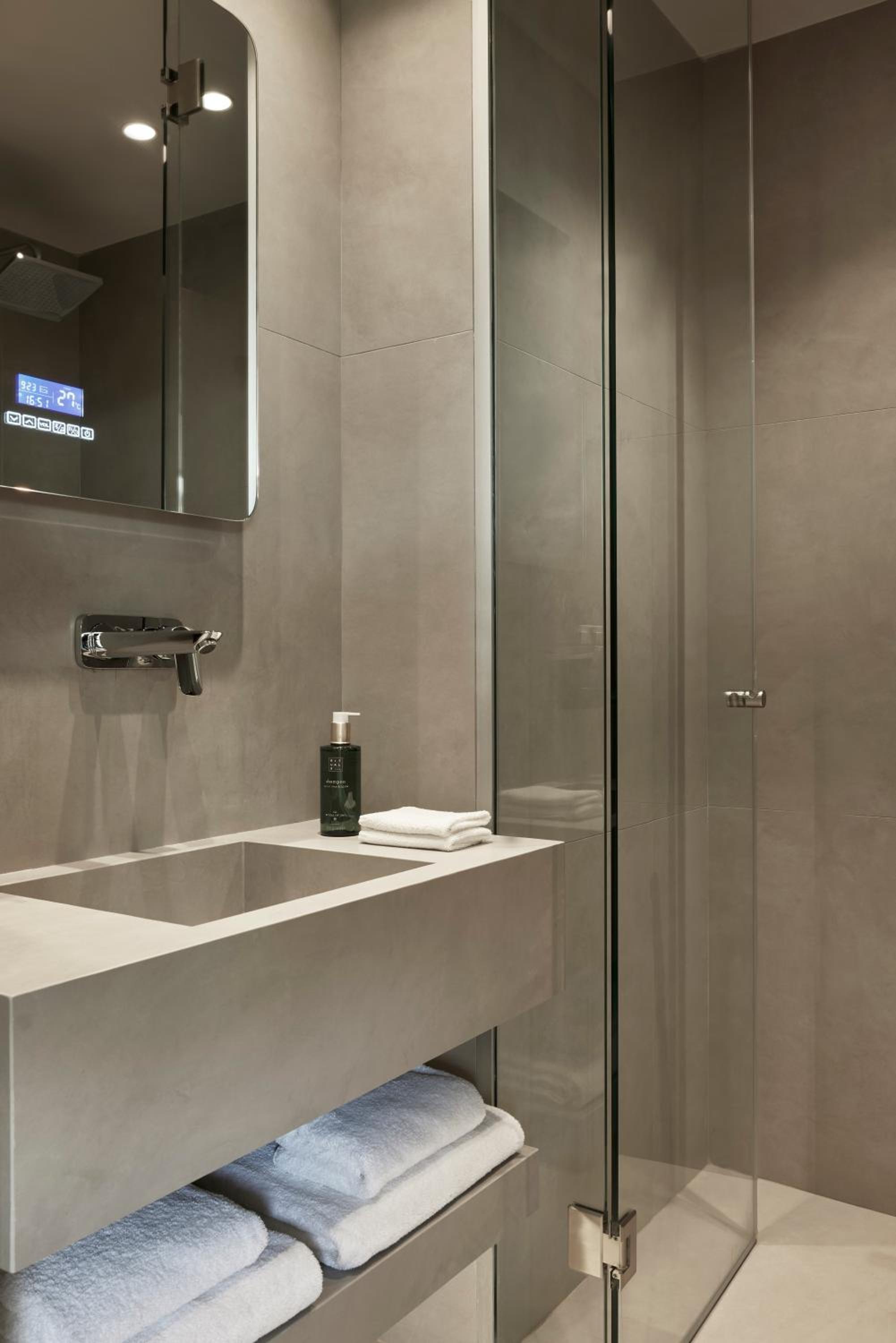Executive Suite Sea Front with Outdoor Jacuzzi - Photo 4