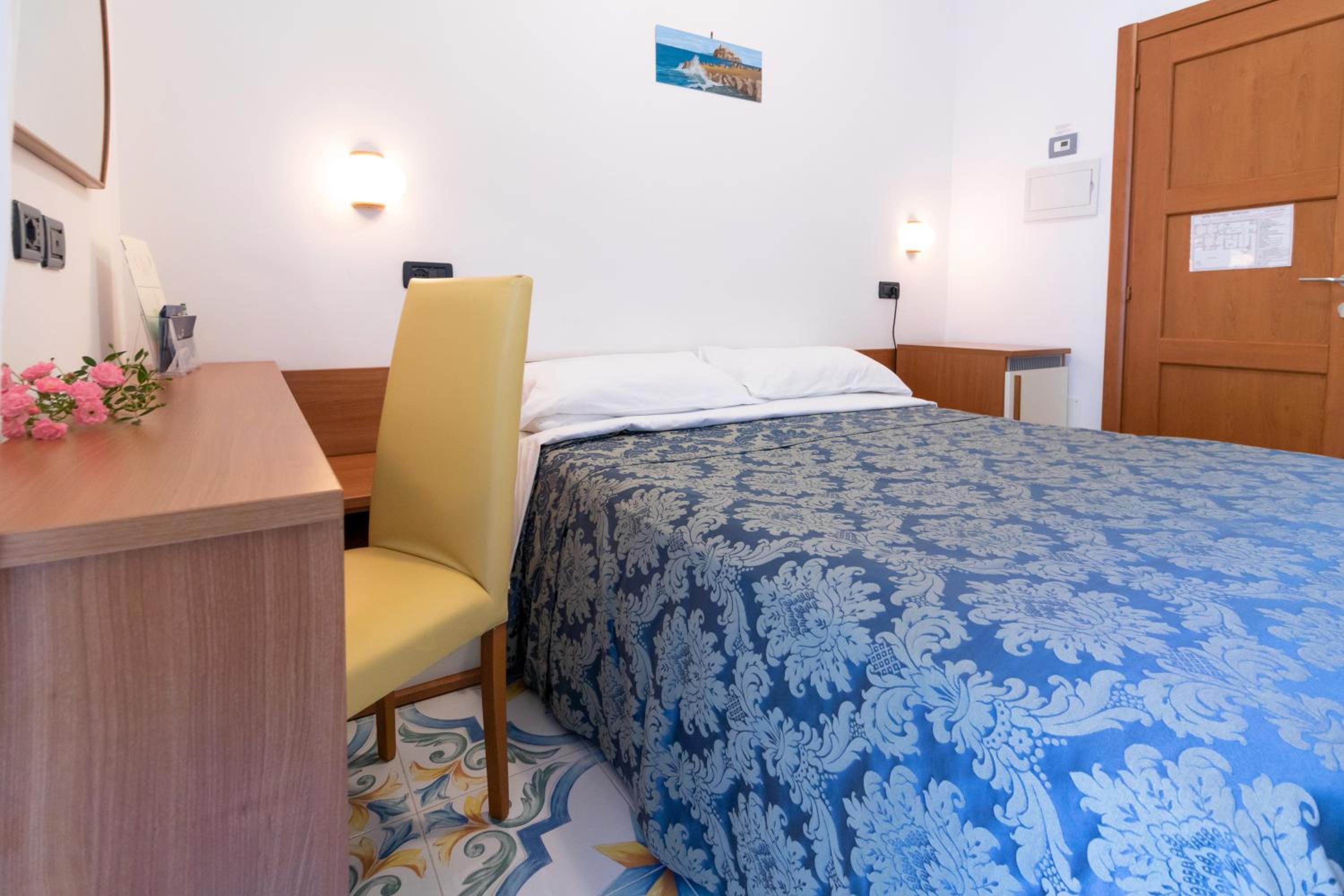 Economy Double Room - Photo 7
