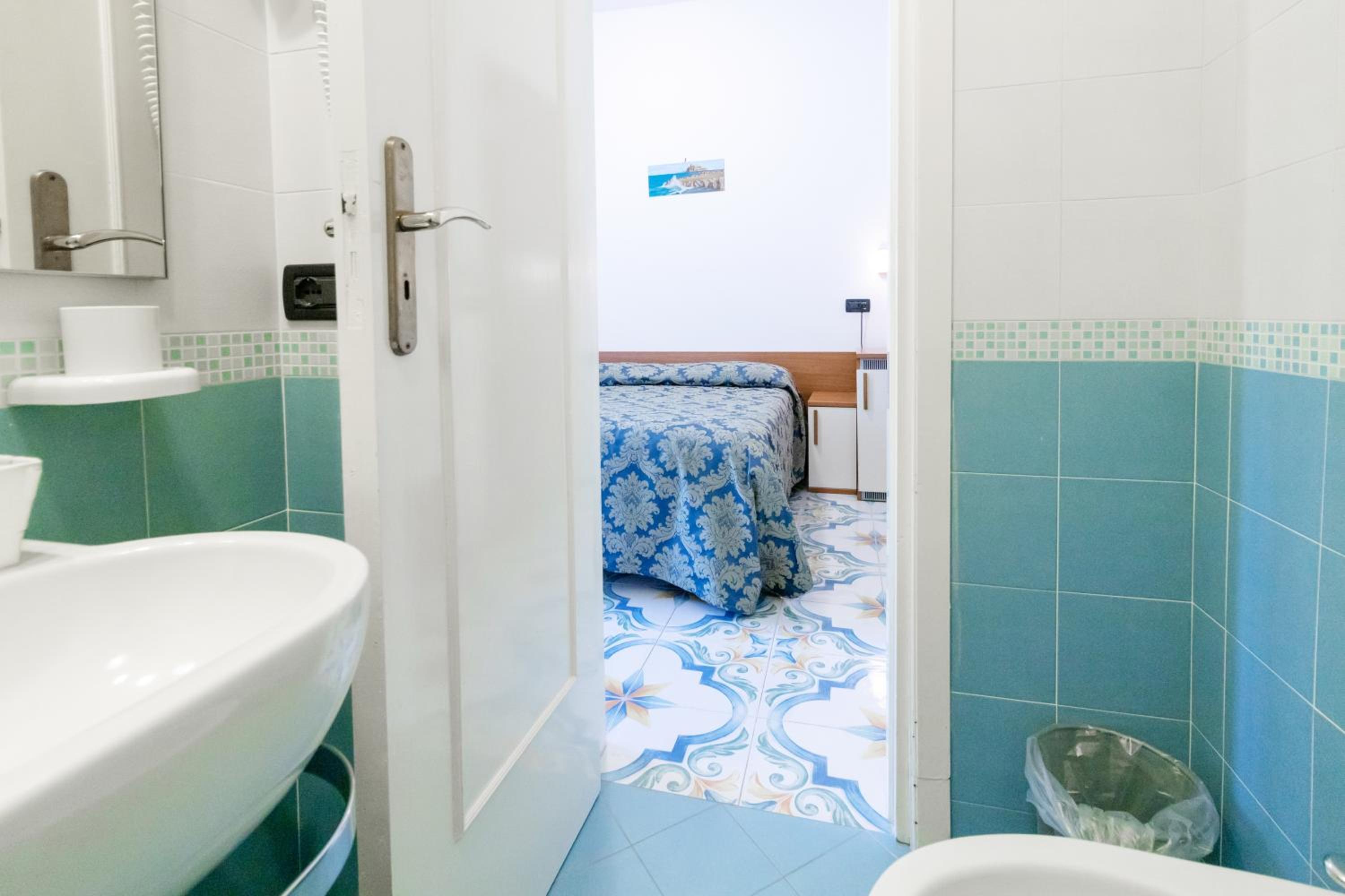 Economy Double Room - Photo 9