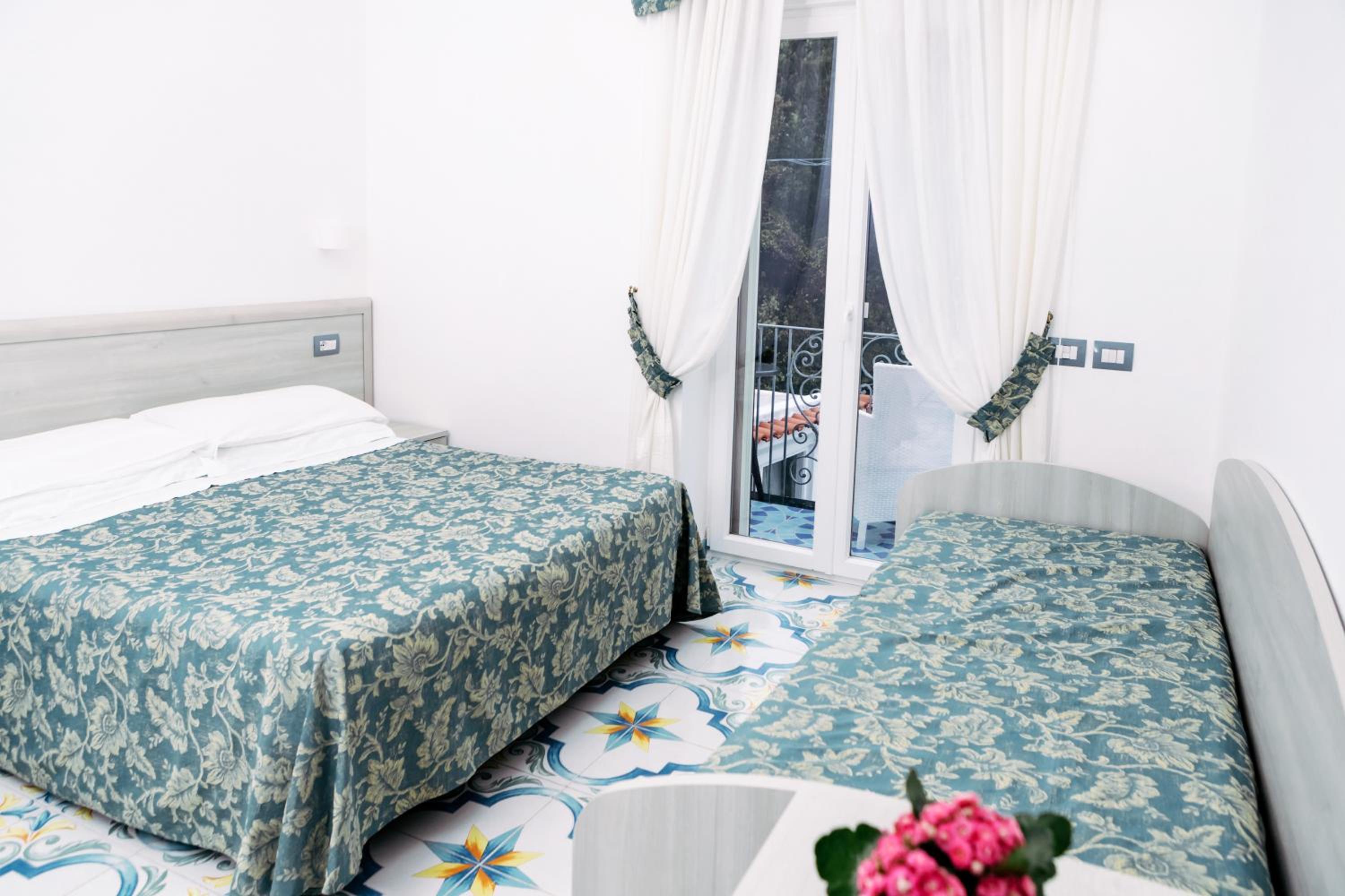 Double or Twin Room with Sea View - Photo 16