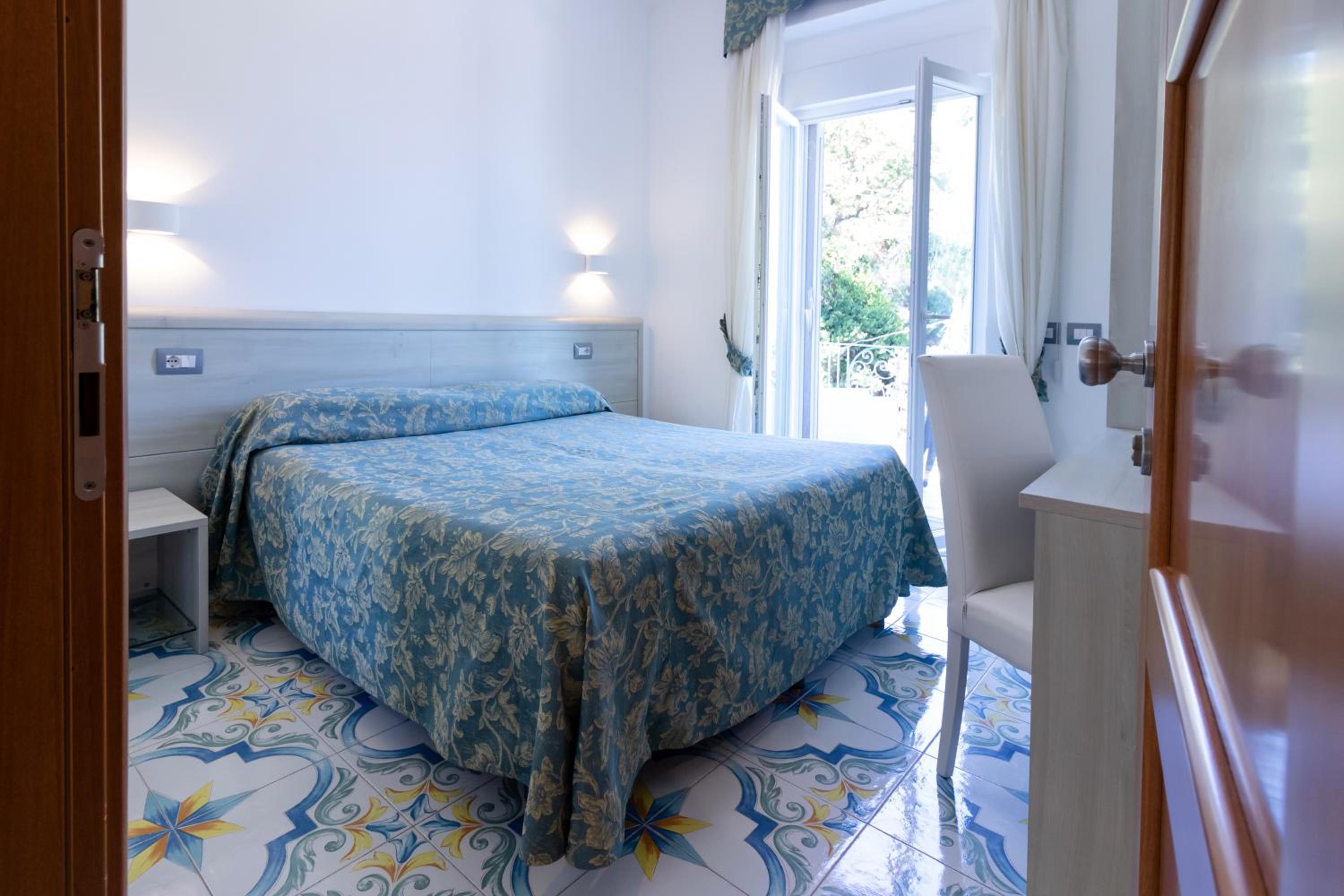 Double or Twin Room with Sea View - Photo 9