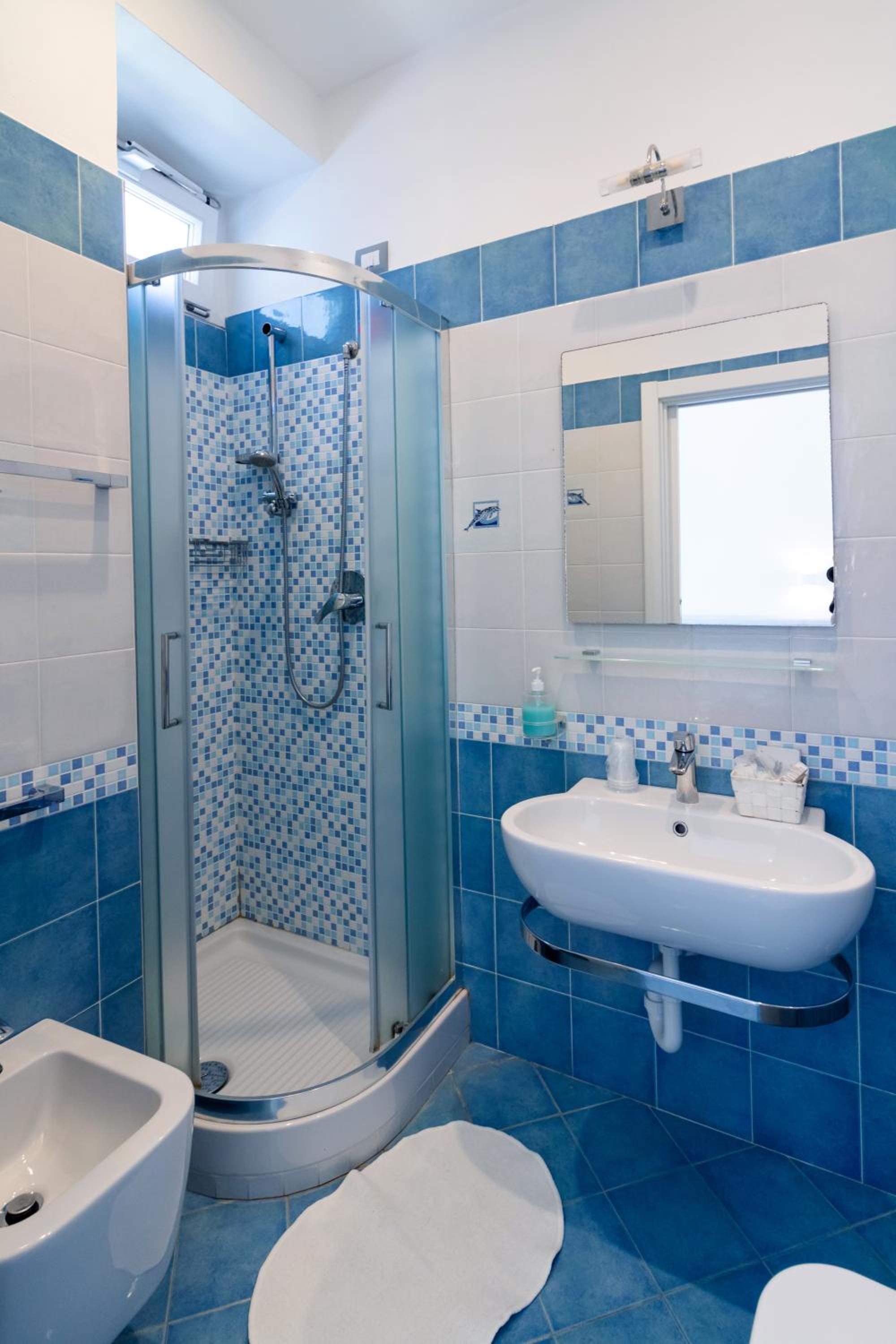 Double or Twin Room with Sea View - Photo 15