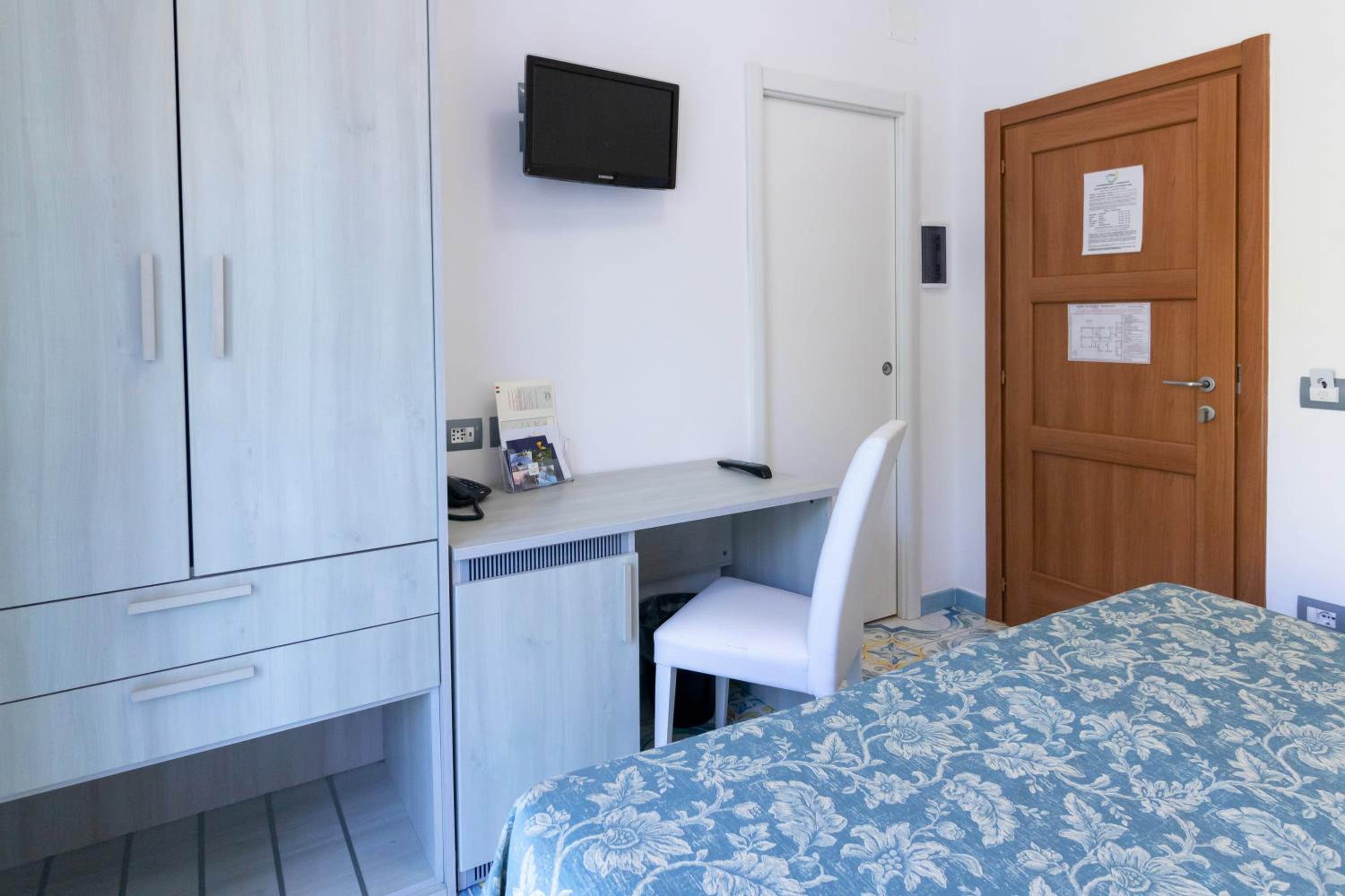 Double or Twin Room with Sea View - Photo 5