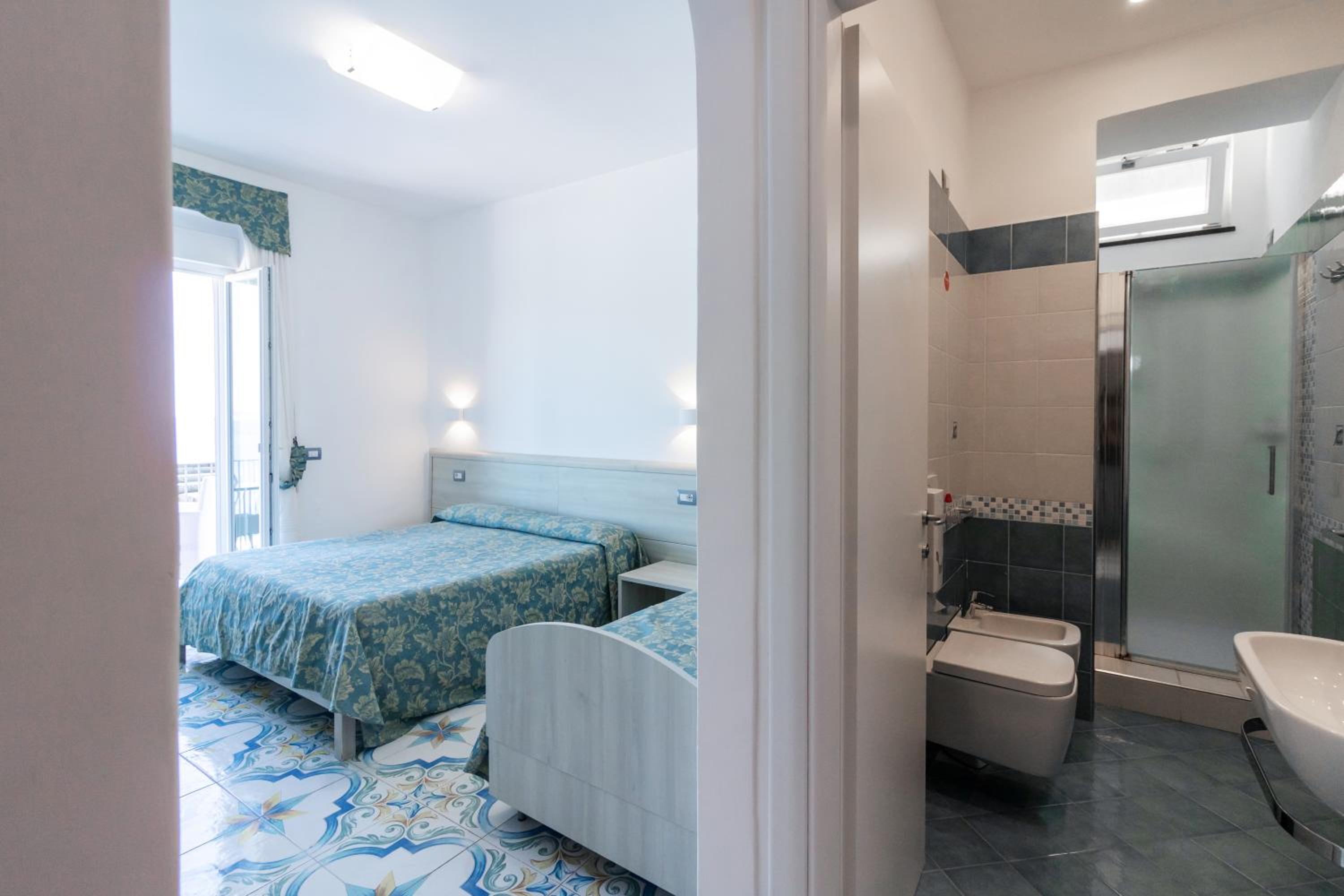 Superior Double Room with Sea View - Photo 9