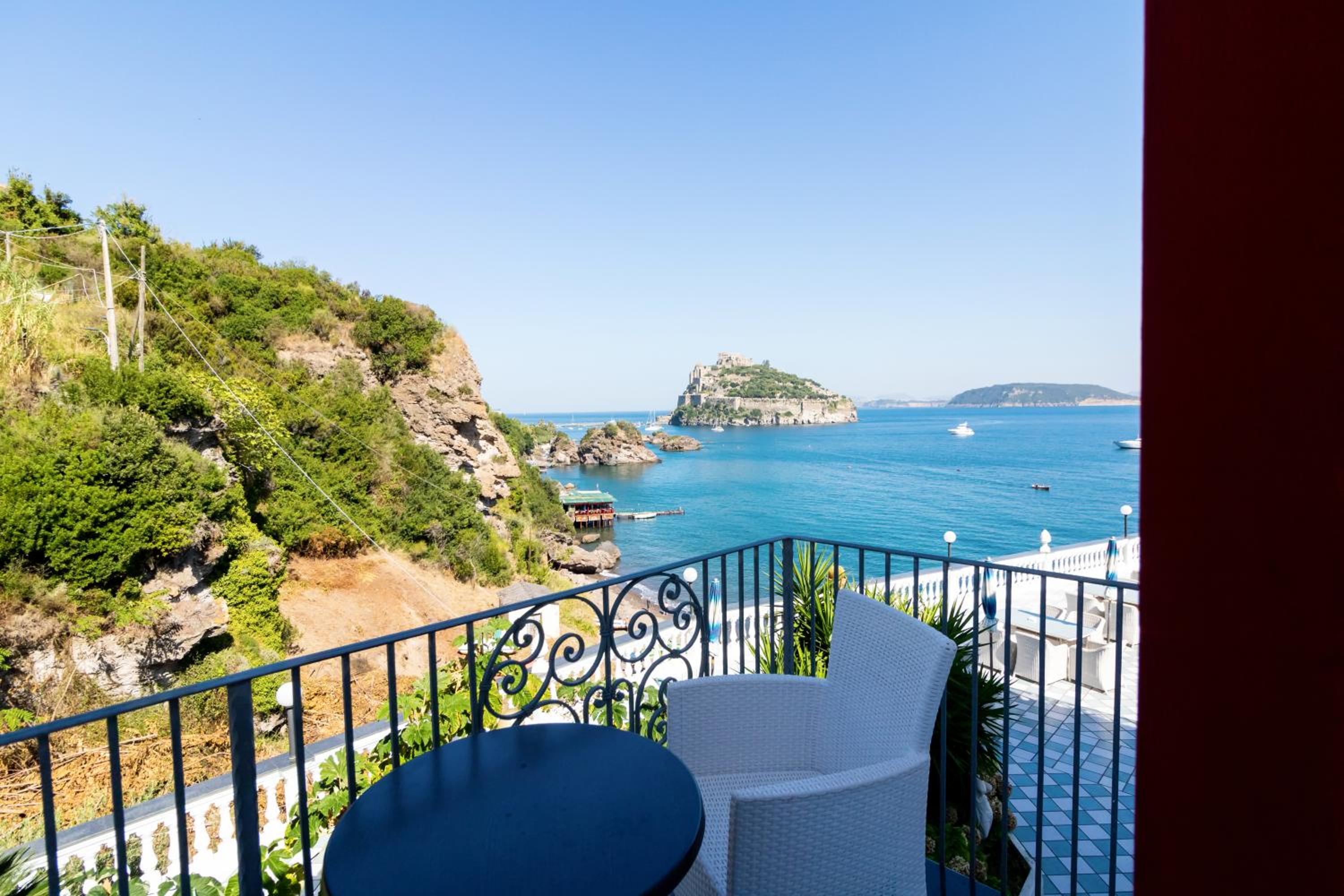 Double or Twin Room with Sea View - Photo 13