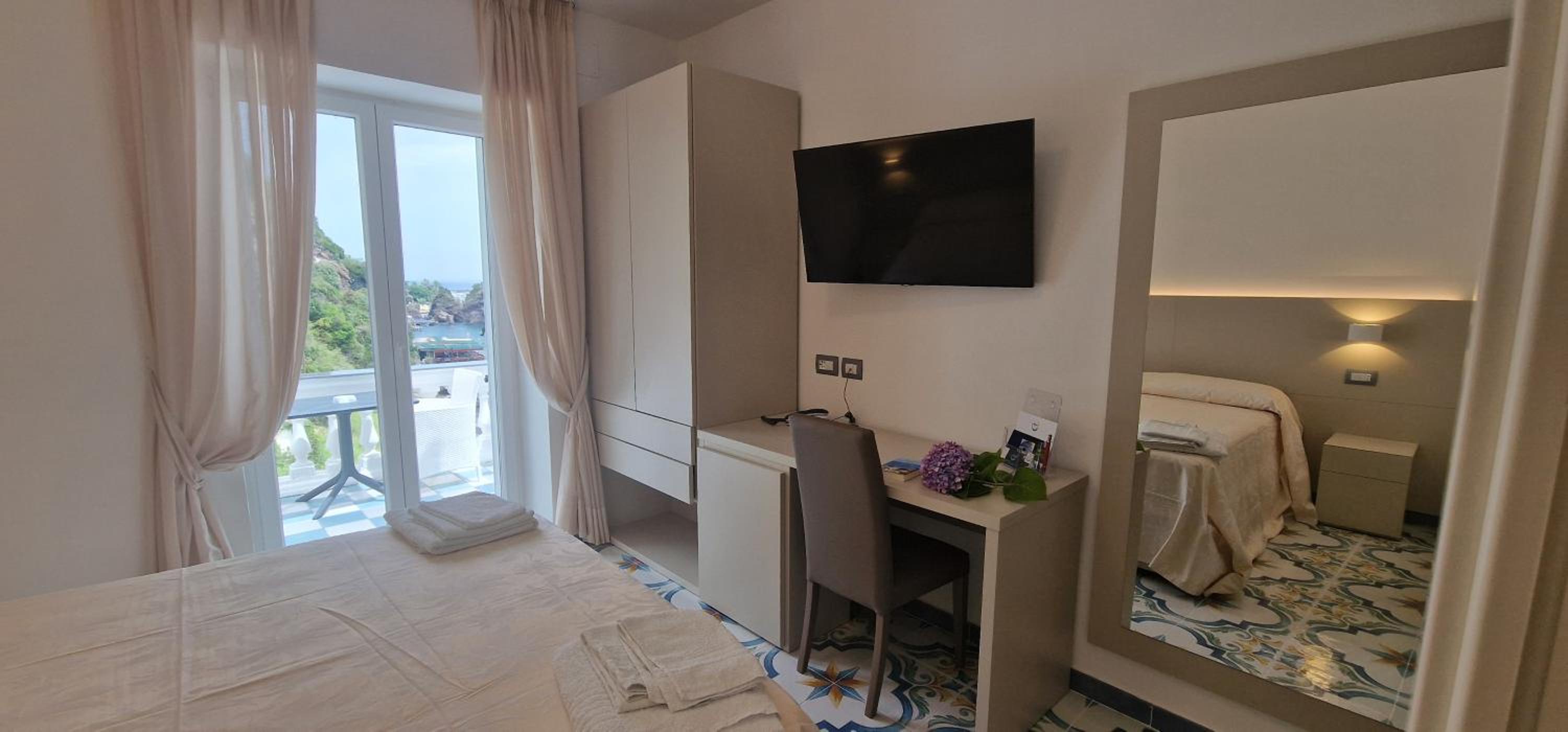 Superior Double Room with Sea View - Photo 11