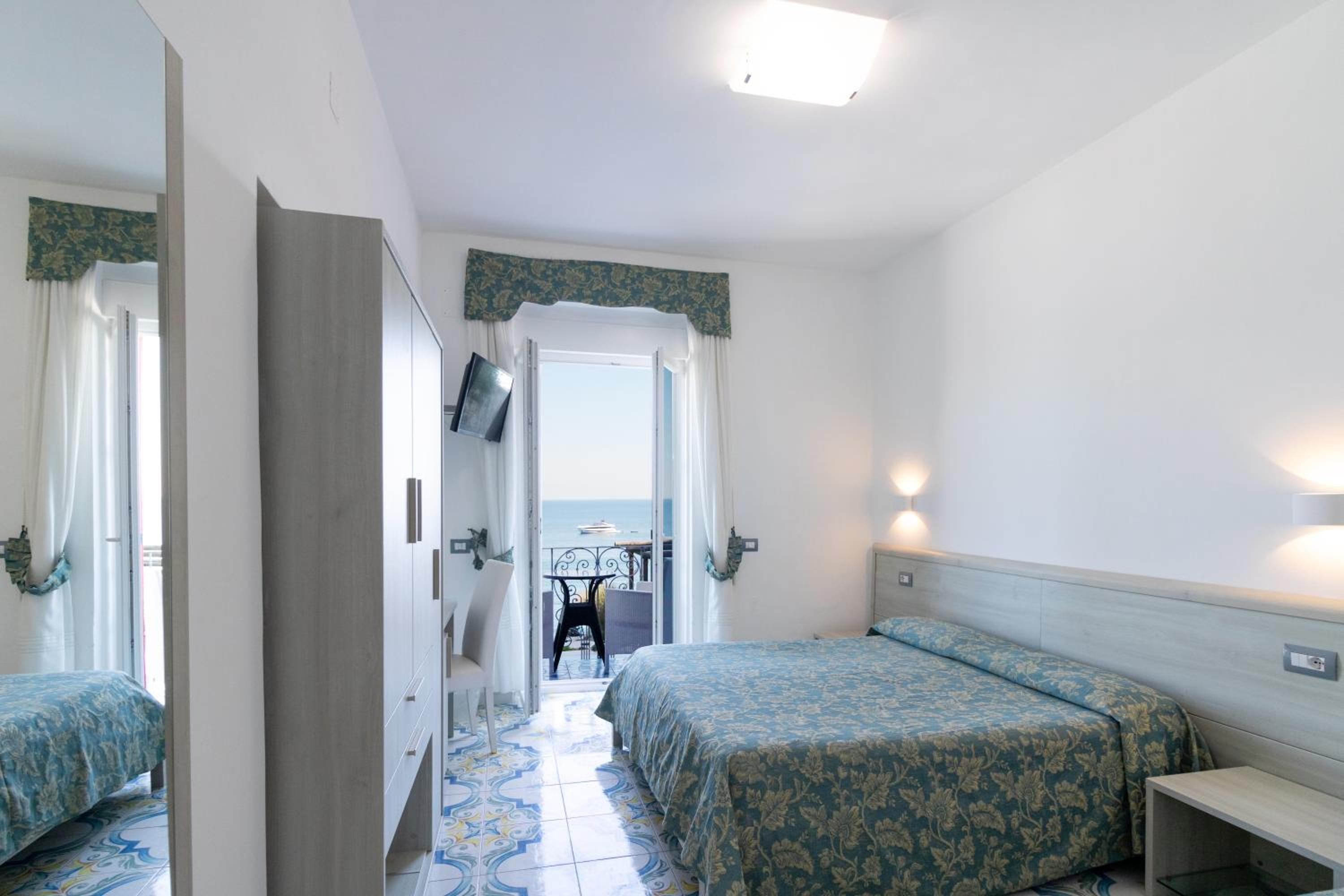 Superior Double Room with Sea View - Photo 12