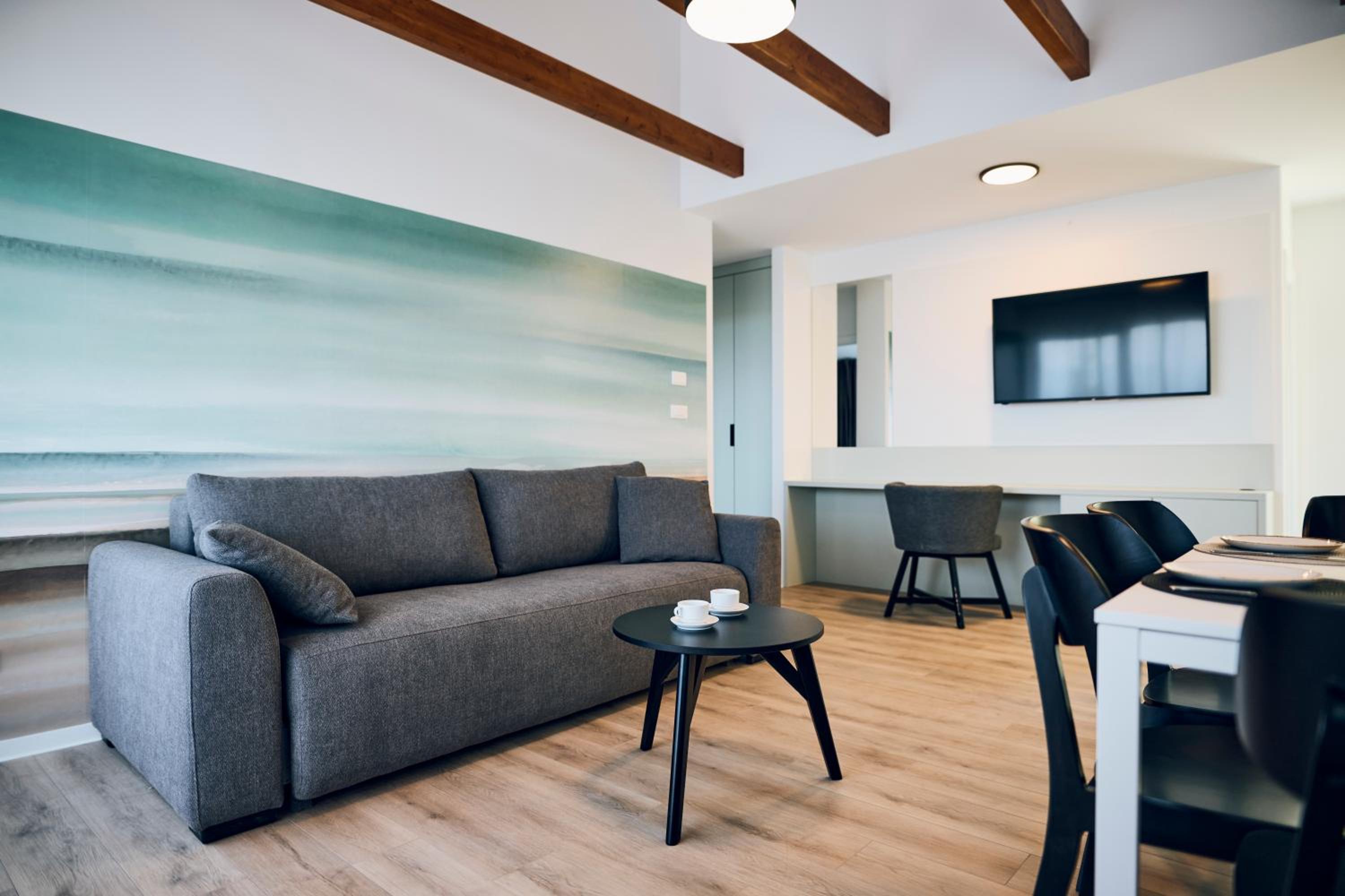 Apartamento de dois quartos com varanda lado do mar