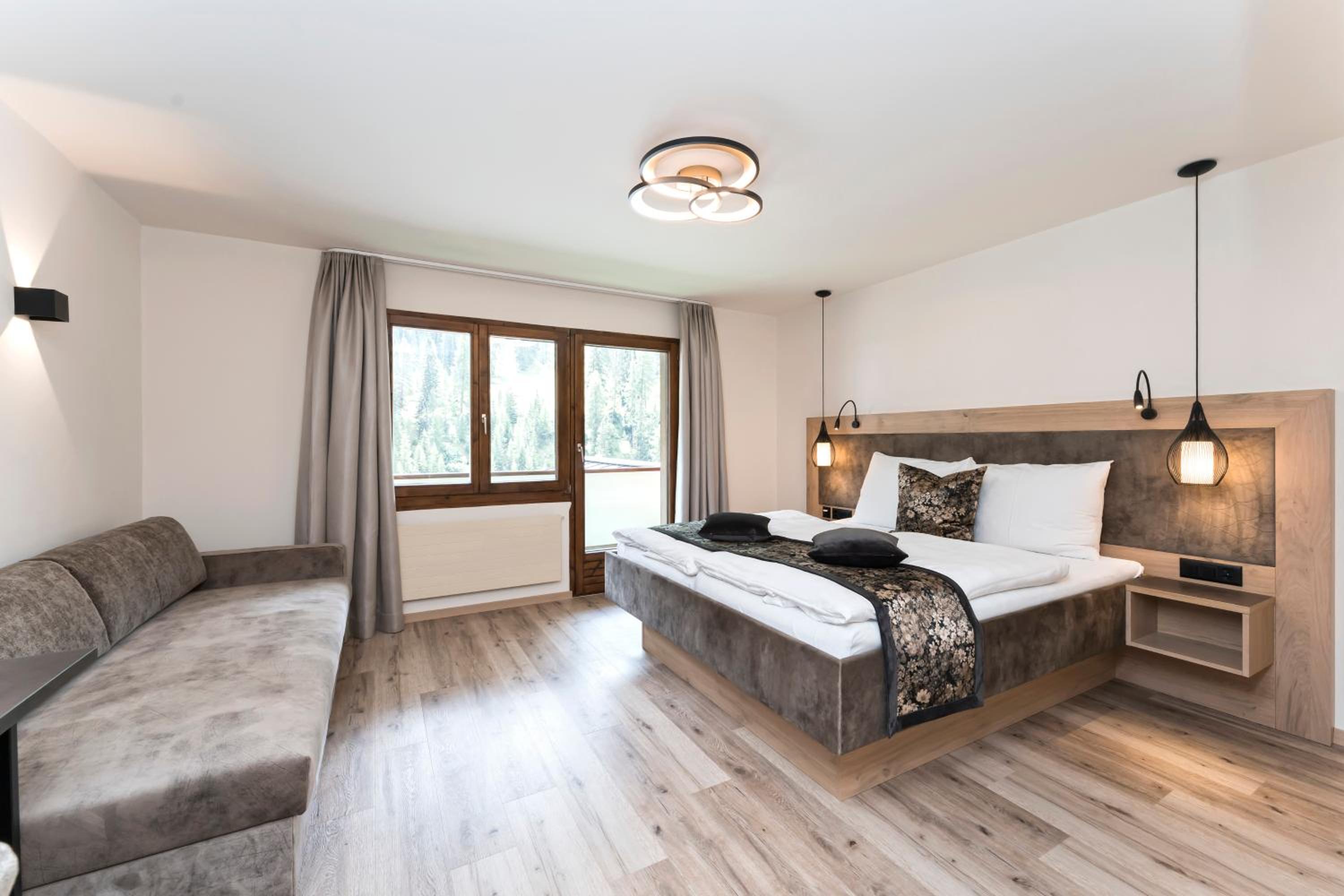 Double Room with Balcony - Photo 13