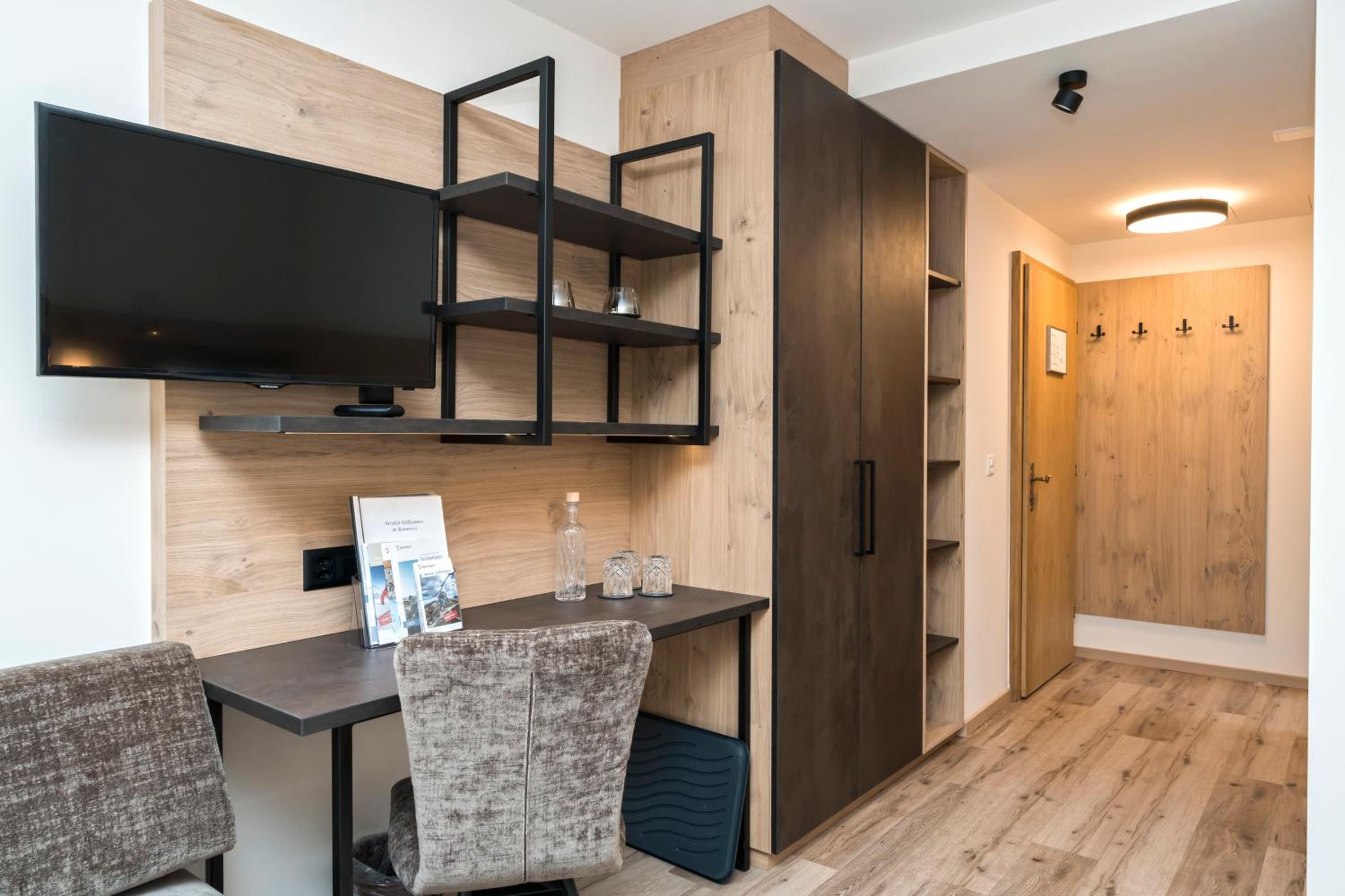 Double Room with Balcony - Photo 4