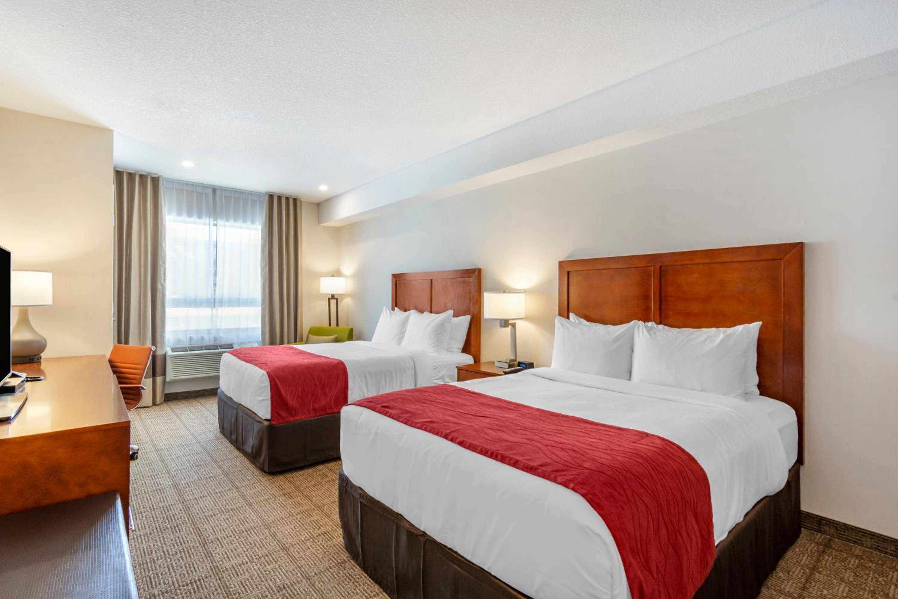 Queen Room with Two Queen Beds - Non-Smoking - Photo 2