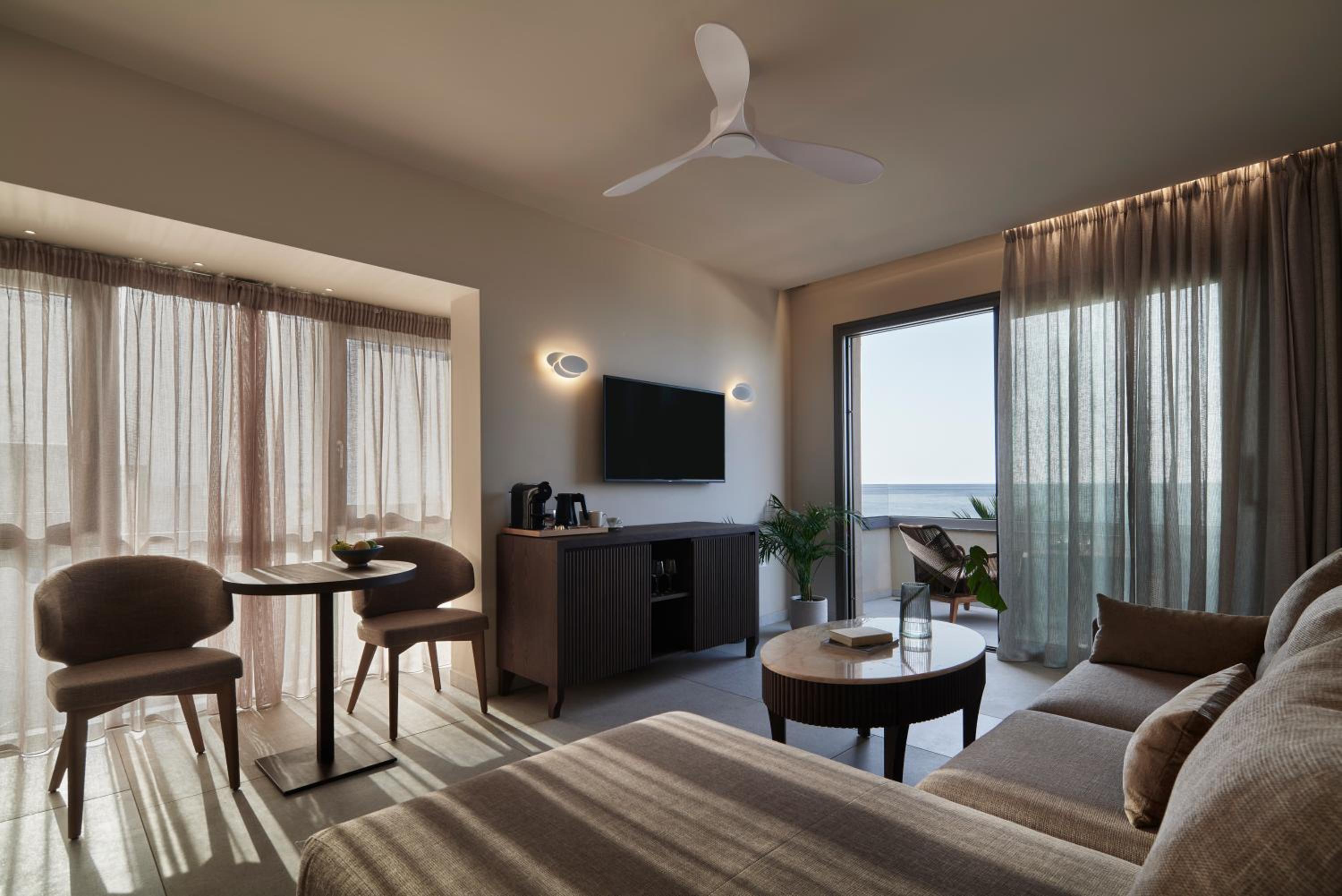 Executive Suite Sea Front with Outdoor Jacuzzi - Photo 7