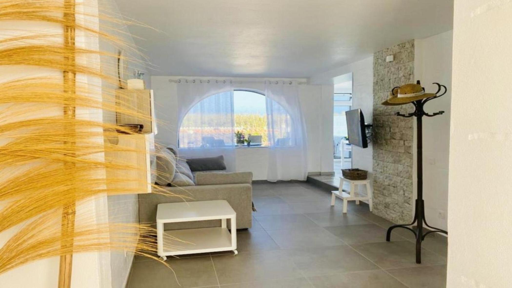 Deluxe One-Bedroom Apartment