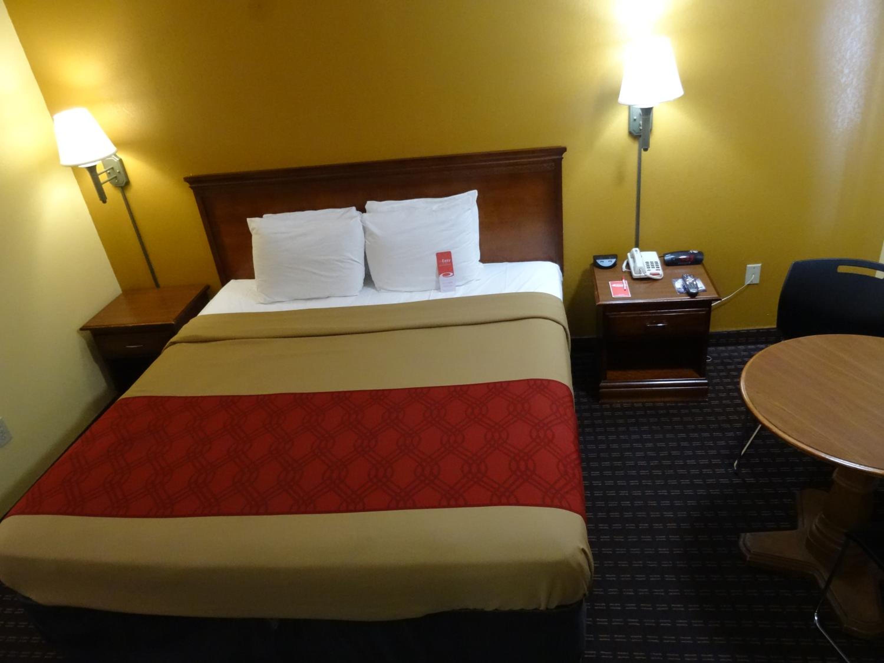 King Room - Non-Smoking - Photo 4
