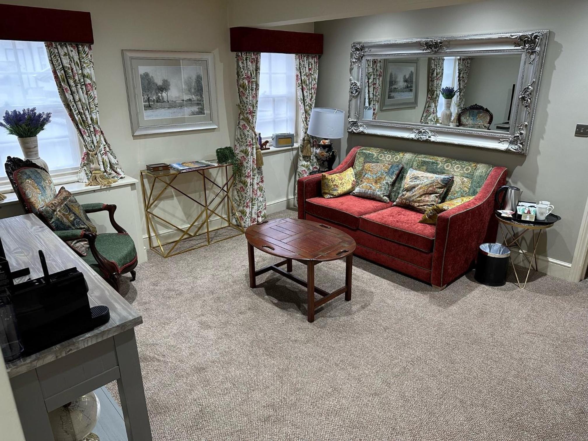 One-Bedroom Suite - Annex photo 2