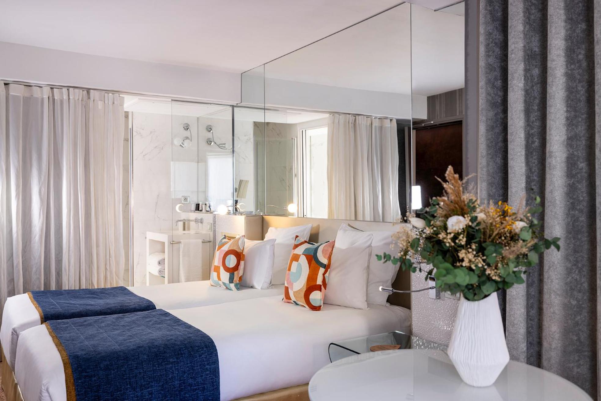 Deluxe Double Room with Balcony photo 3