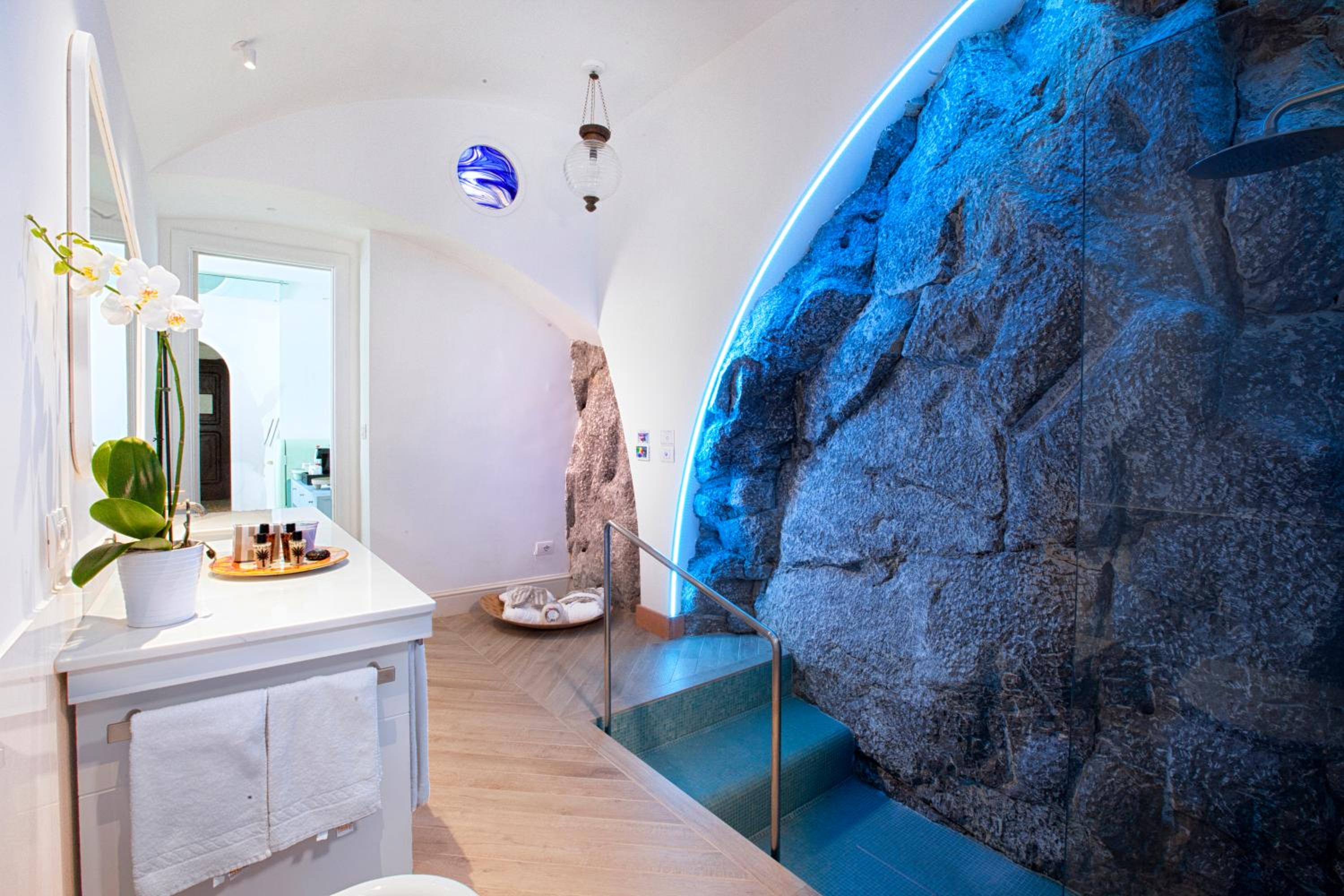 Deluxe Junior Suite with Terrace and Sea View - Photo 9