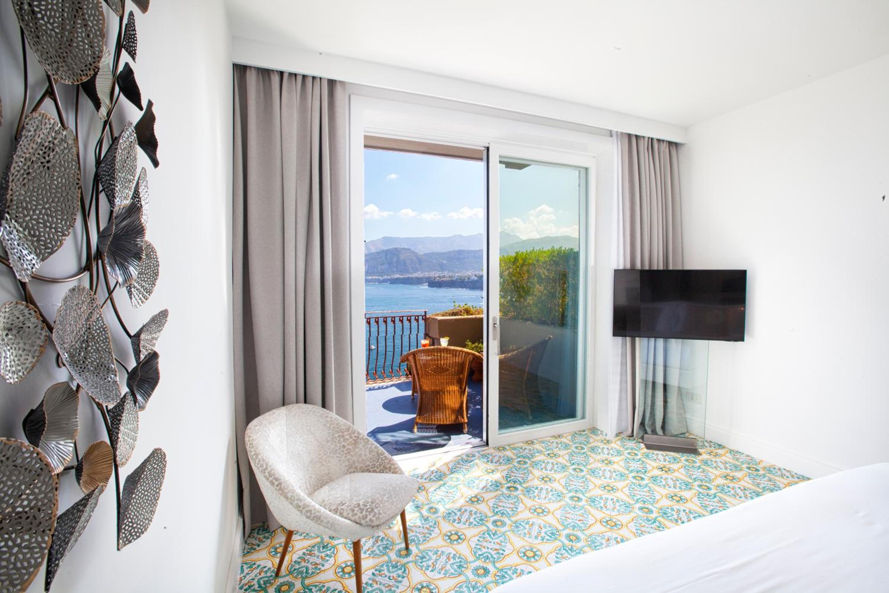 Deluxe Junior Suite with Terrace and Sea View - Photo 8