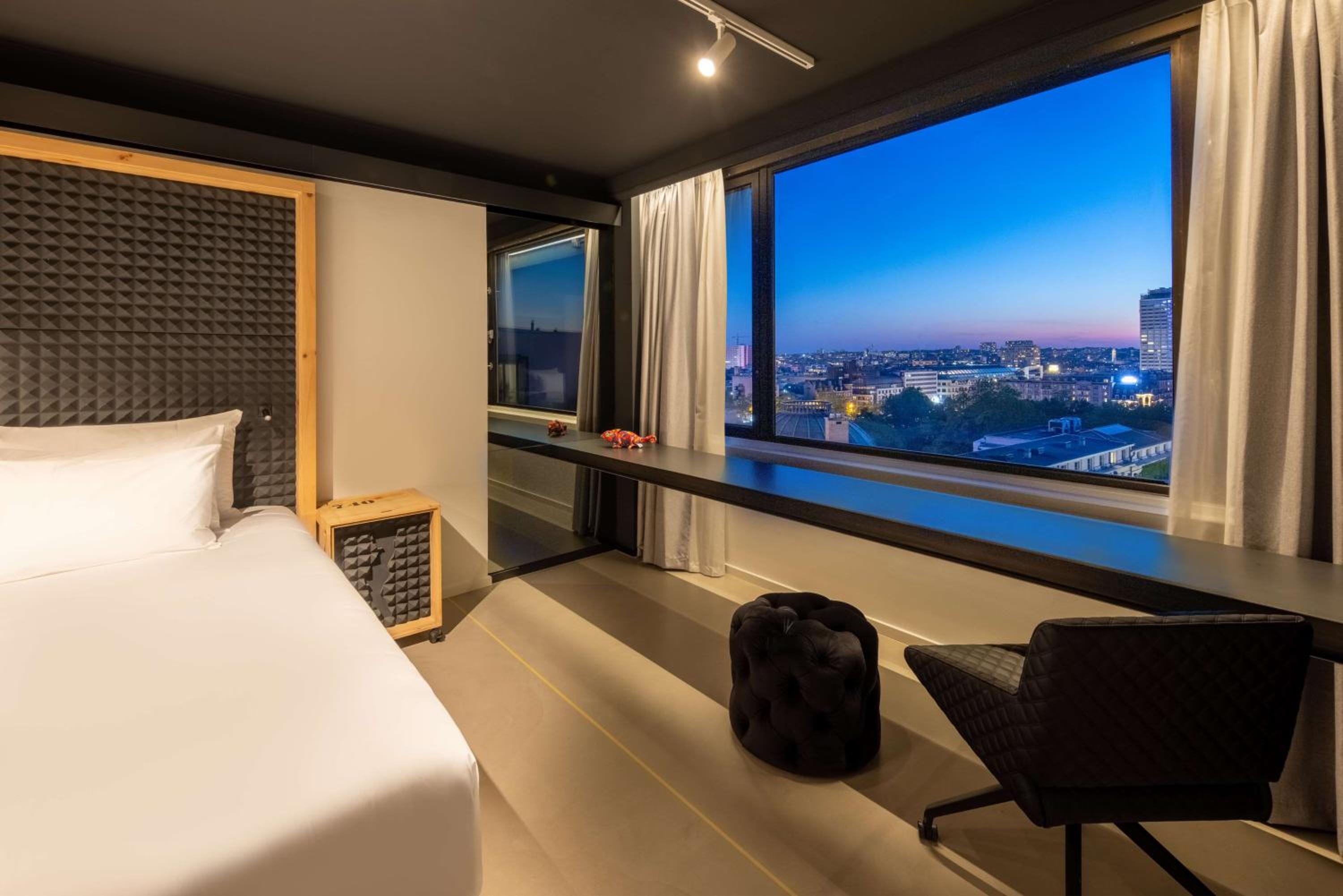 Gallery Suite with Extra Bed thumbnail 6