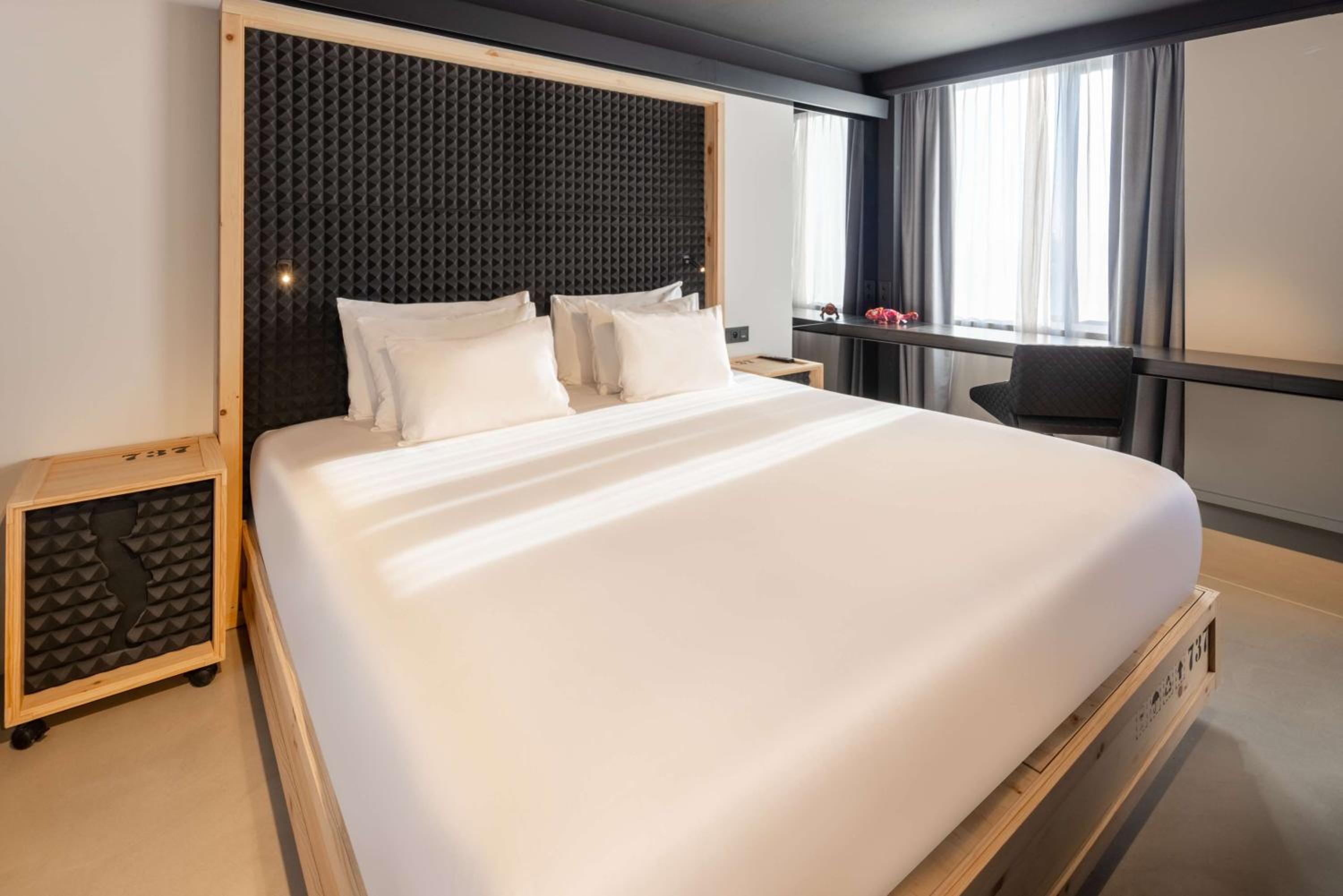Room with Skyline View - Photo 7