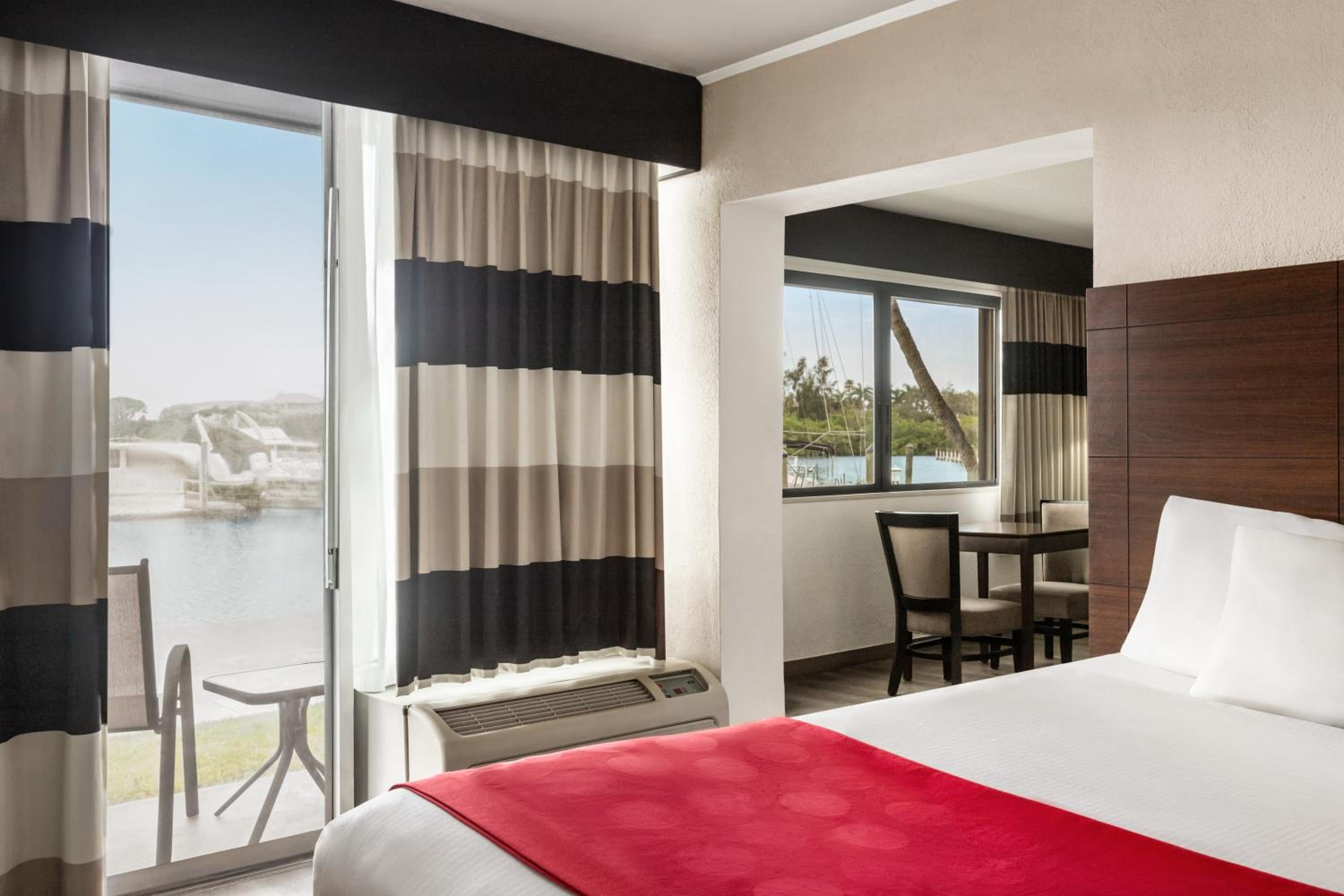 Suite with Two Double Beds and Water View - Non-Smoking - Photo 2