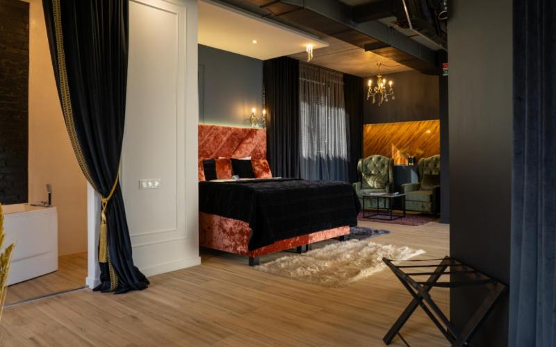 Deluxe Suite with Spa Bath