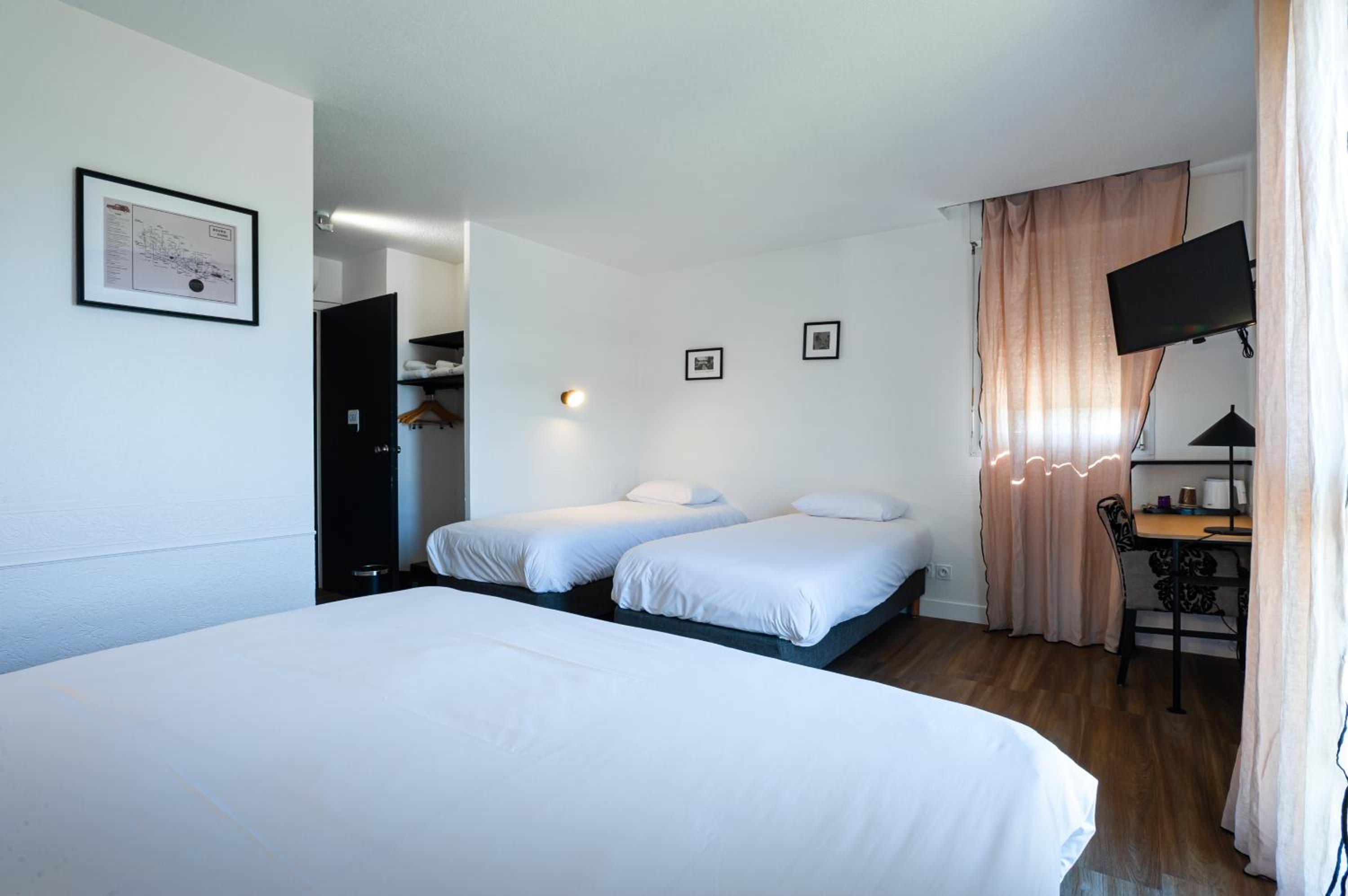 1 Double Bed 2 Single Beds photo 2