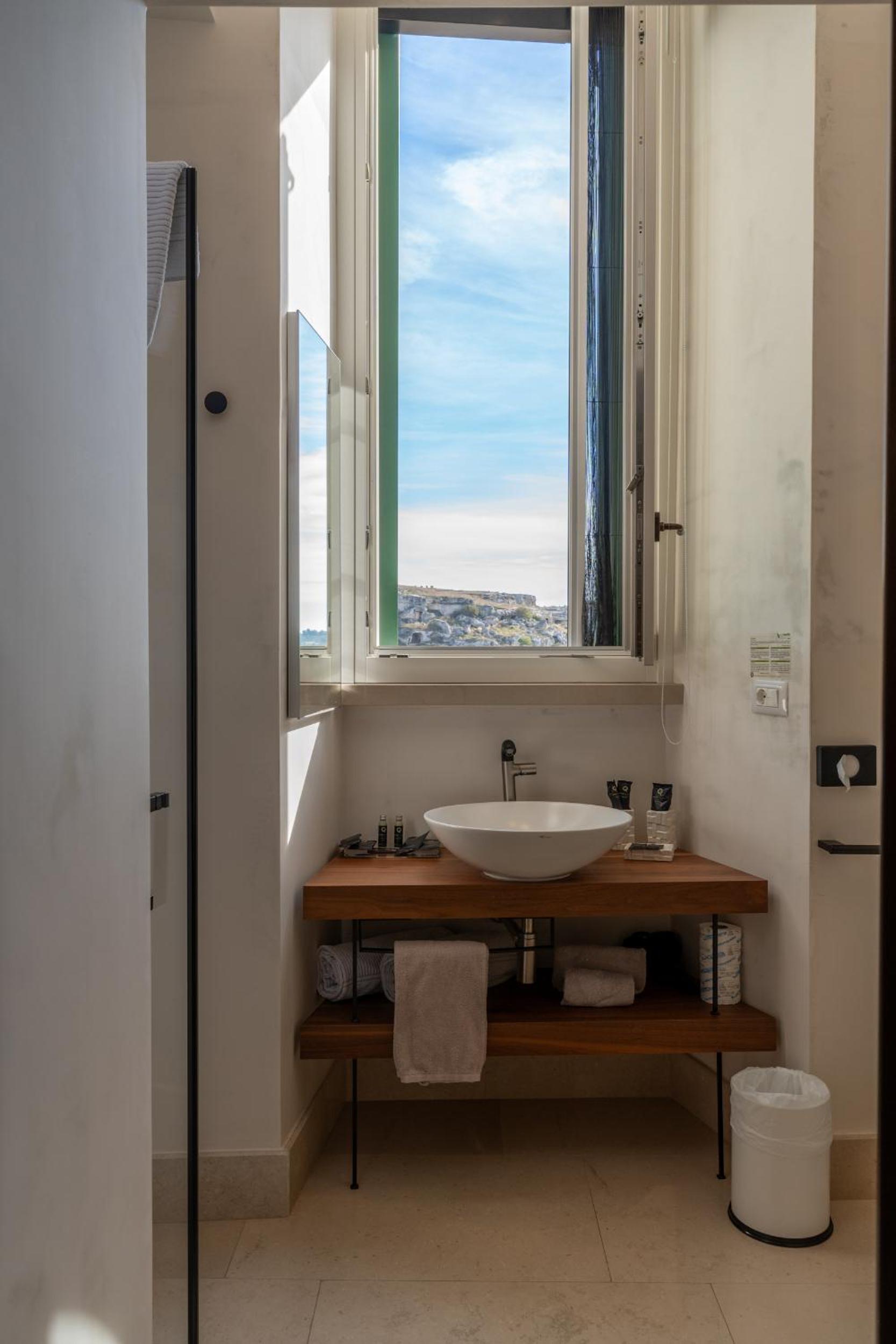 Queen Suite - Photo 4