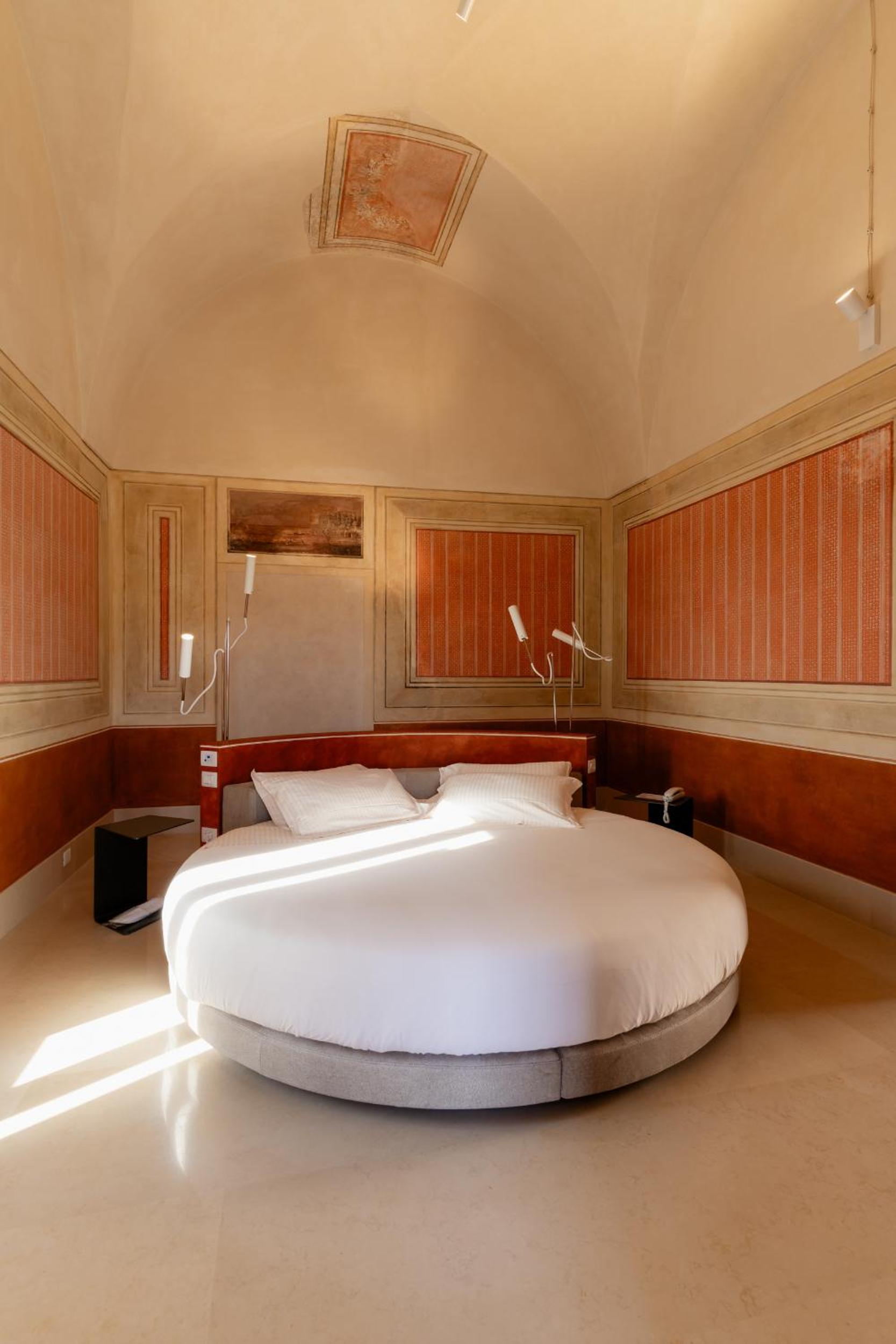 Queen Suite - Photo 11