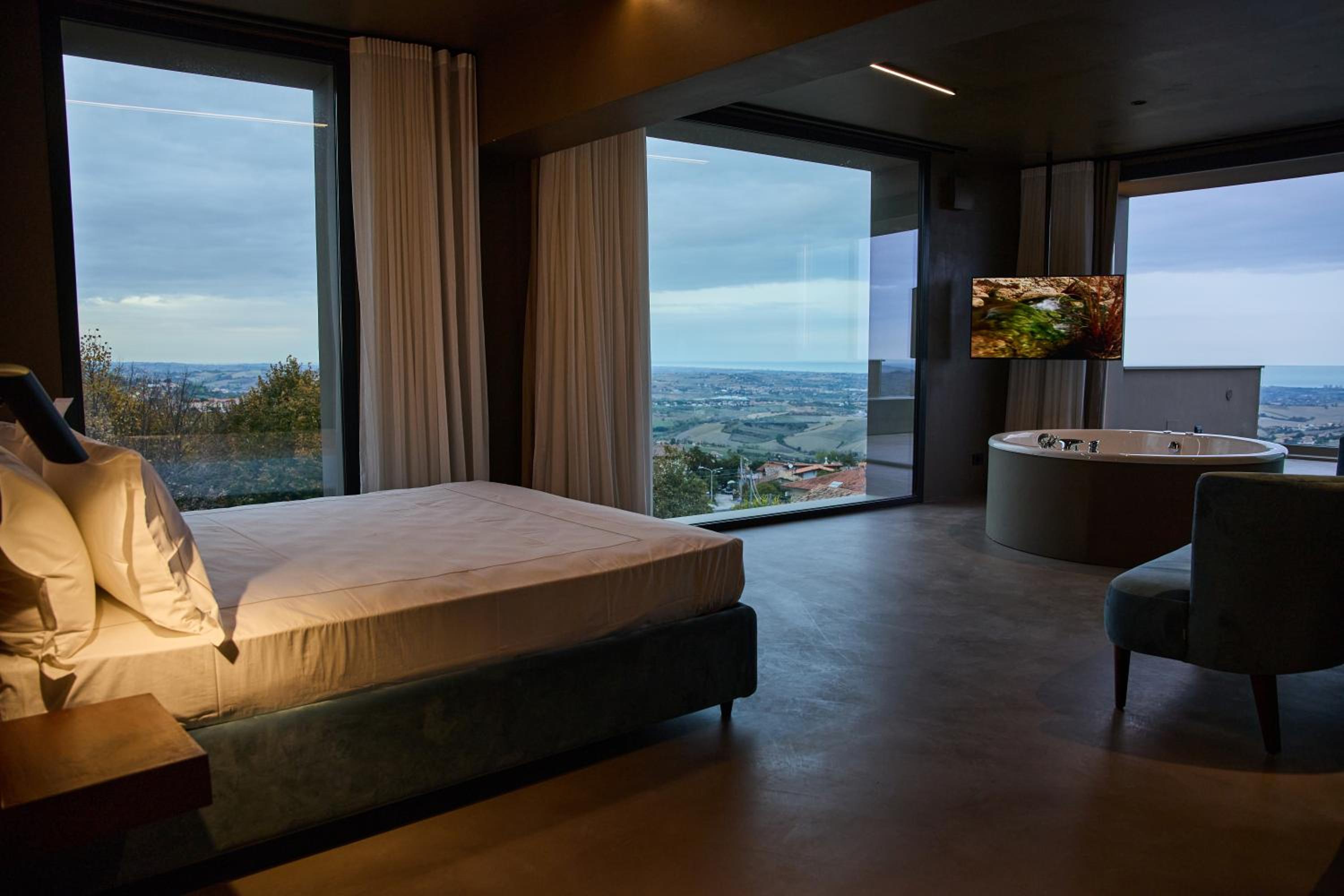 Superior King Suite photo 1