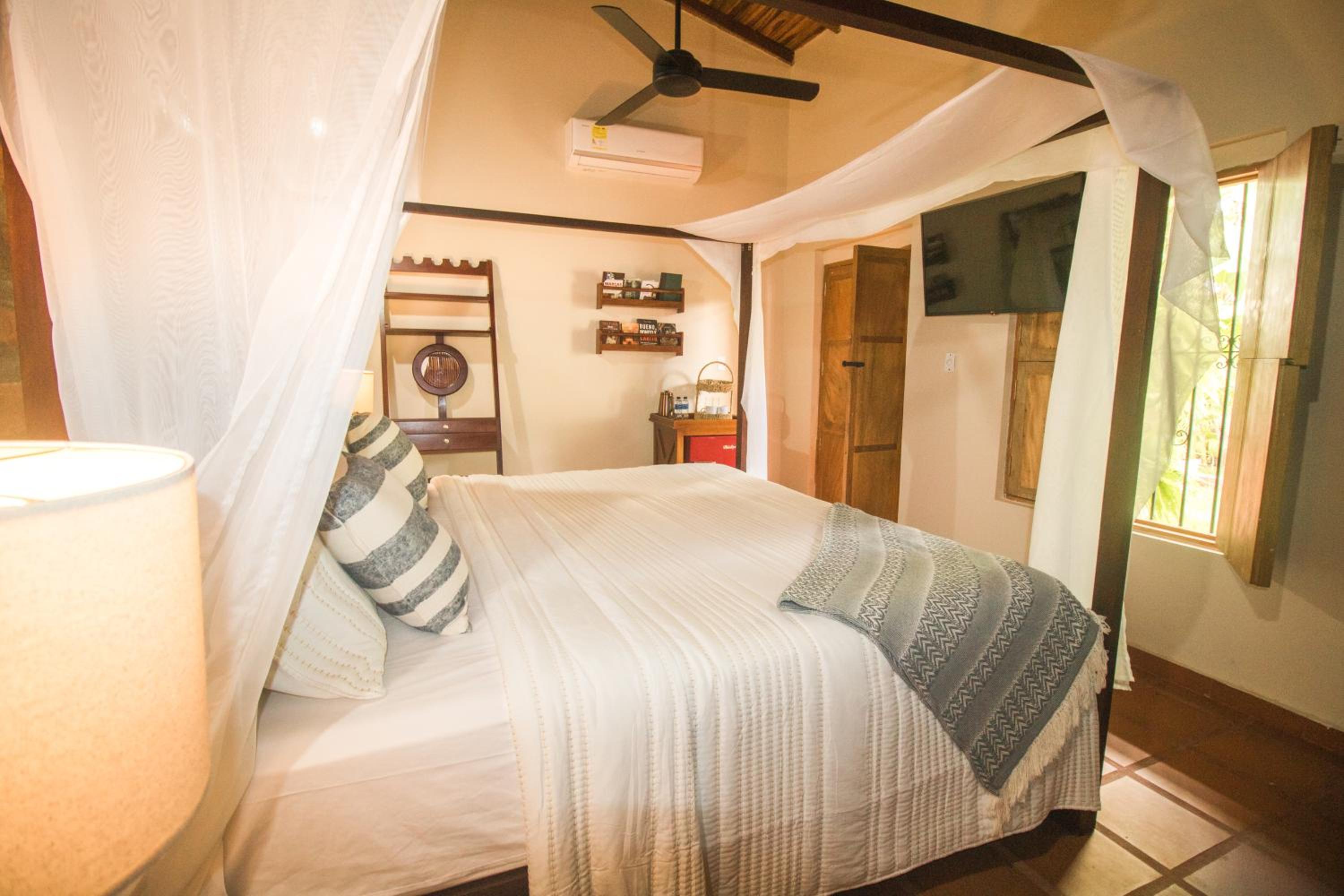 Suite with Garden & Tub