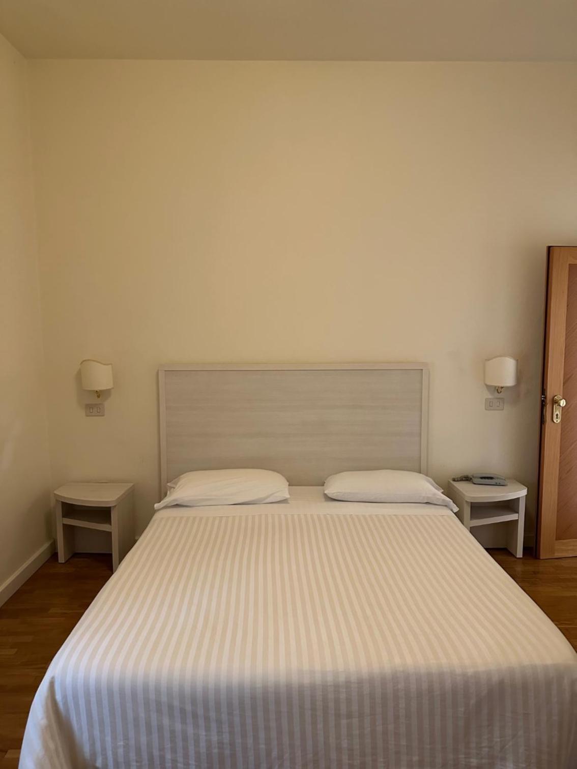 Double or Twin Room - Photo 7