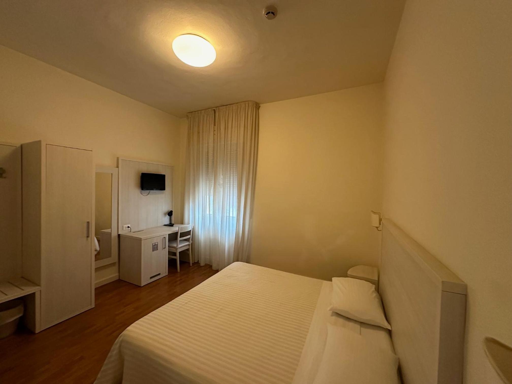 Double or Twin Room - Photo 8