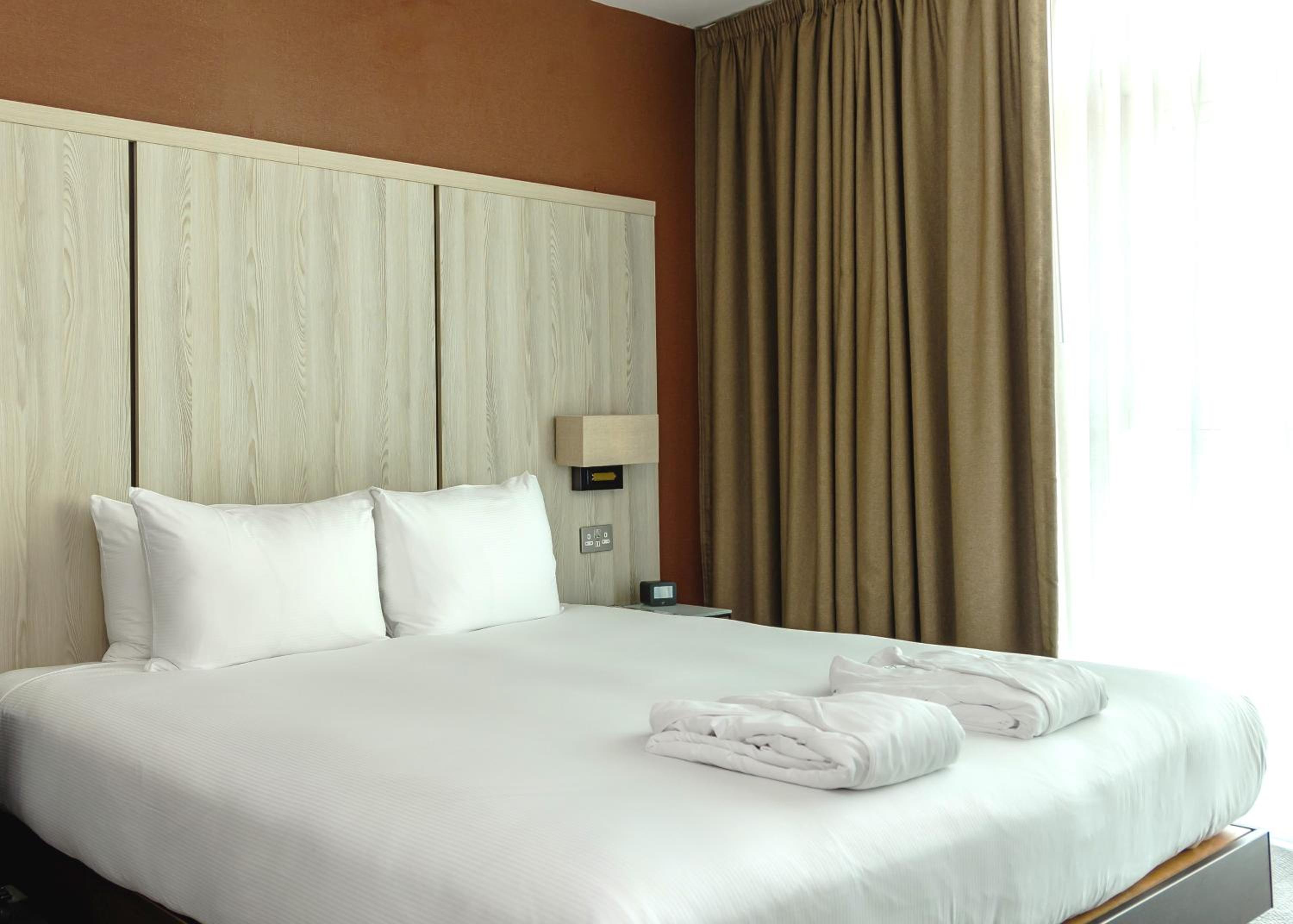 Deluxe King Room with View thumbnail 5